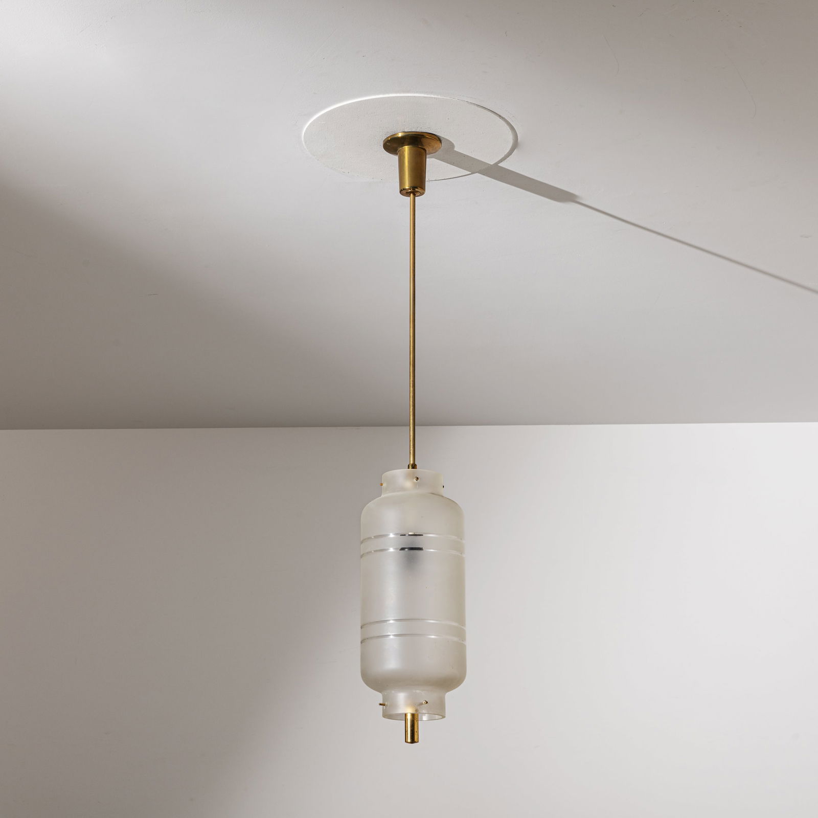 ANGELO LELII: Lampada a sospensione. Ottone, vetro acidato ed inciso. Produzione Arredoluce, Italia fine anni '50. cm 105x18 ca. A LANTERN BY A. LELII Condizioni molto buone. Righe, segni di usura. lieve