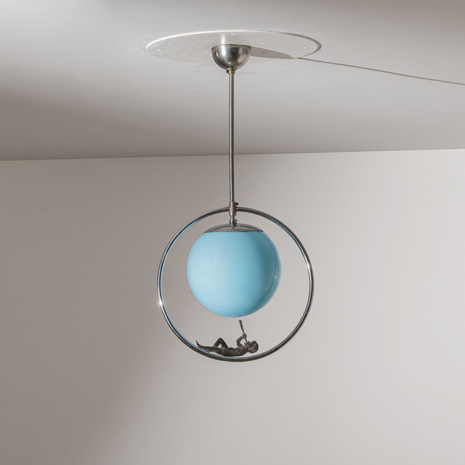 FONTANA ARTE: Lampada a sospensione. Metallo ed ottone cromati, vetro colorato incamiciato. Italia anni '30 ; '40. Etichetta adesiva del produttore. cm 70x32x18 ca. A CEILING LAMP BY FONTANA ARTE Condizioni molto b