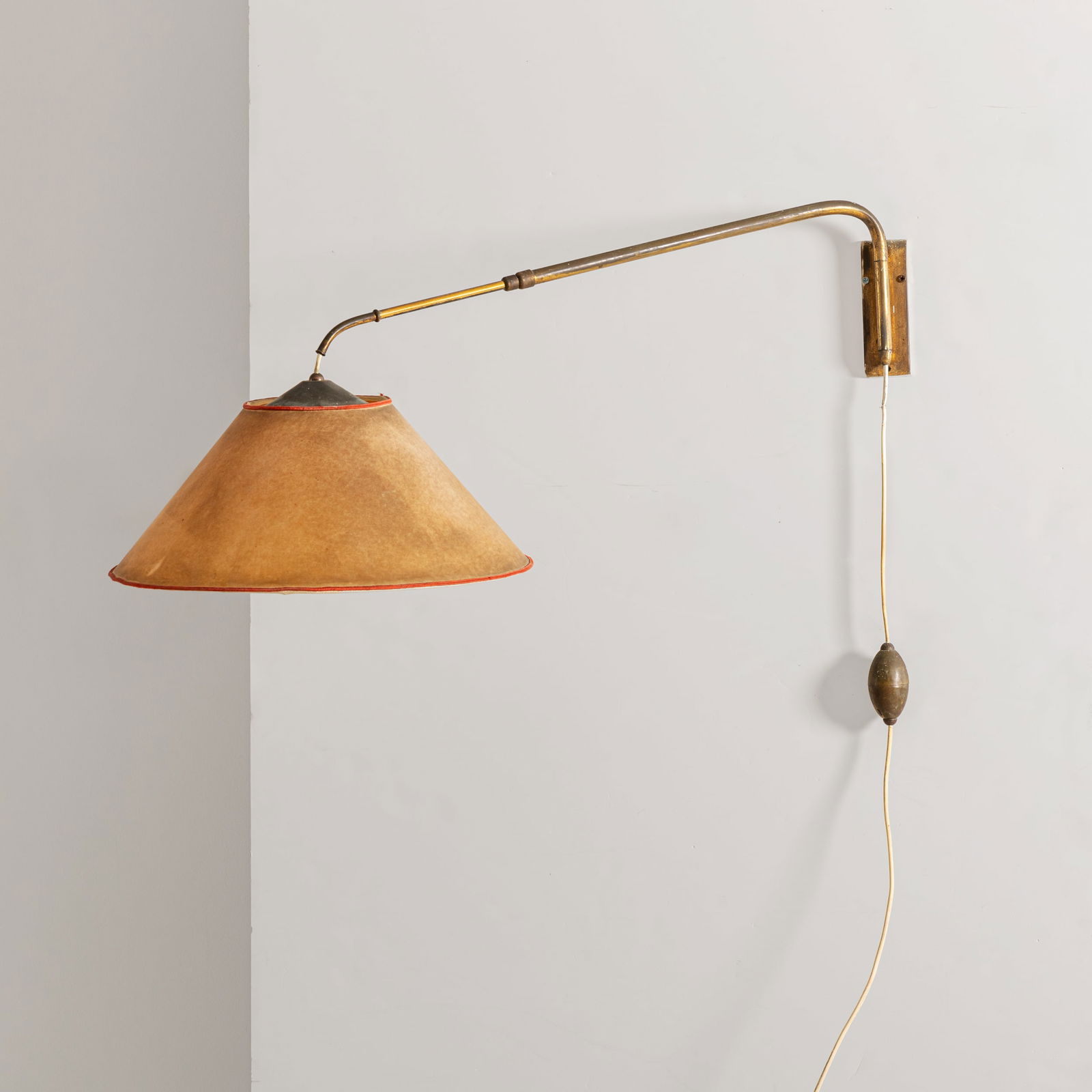 MANIFATTURA ITALIANA: Lampada da parete estensibile. Ottone, pergamena. Italia anni '50. Massima estensione cm 120 AN ITALIAN WALL LAMP Buone condizioni generali. Piccole righe, leggeri graffi, normali segni di usura. Otto