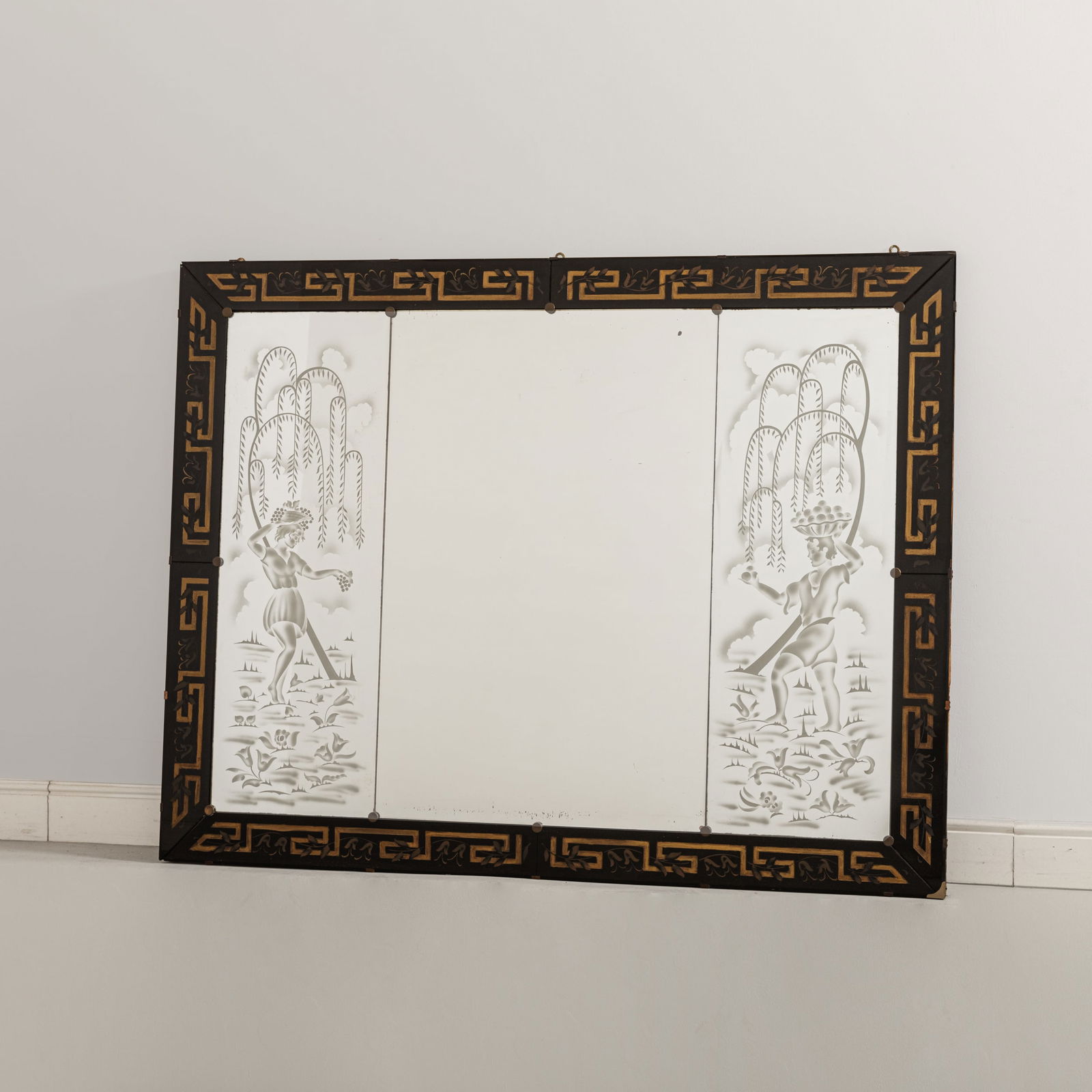 MANIFATTURA FRANCESE: Specchio da parete. Legno, vetro opalino inciso ed eglomizzato, cristallo specchiato e decorato a getto di sabbia. Francia anni '30 cm 116x149x3,5 A FRENCH EGLOMIZED WALL MIRROR Buone condizioni