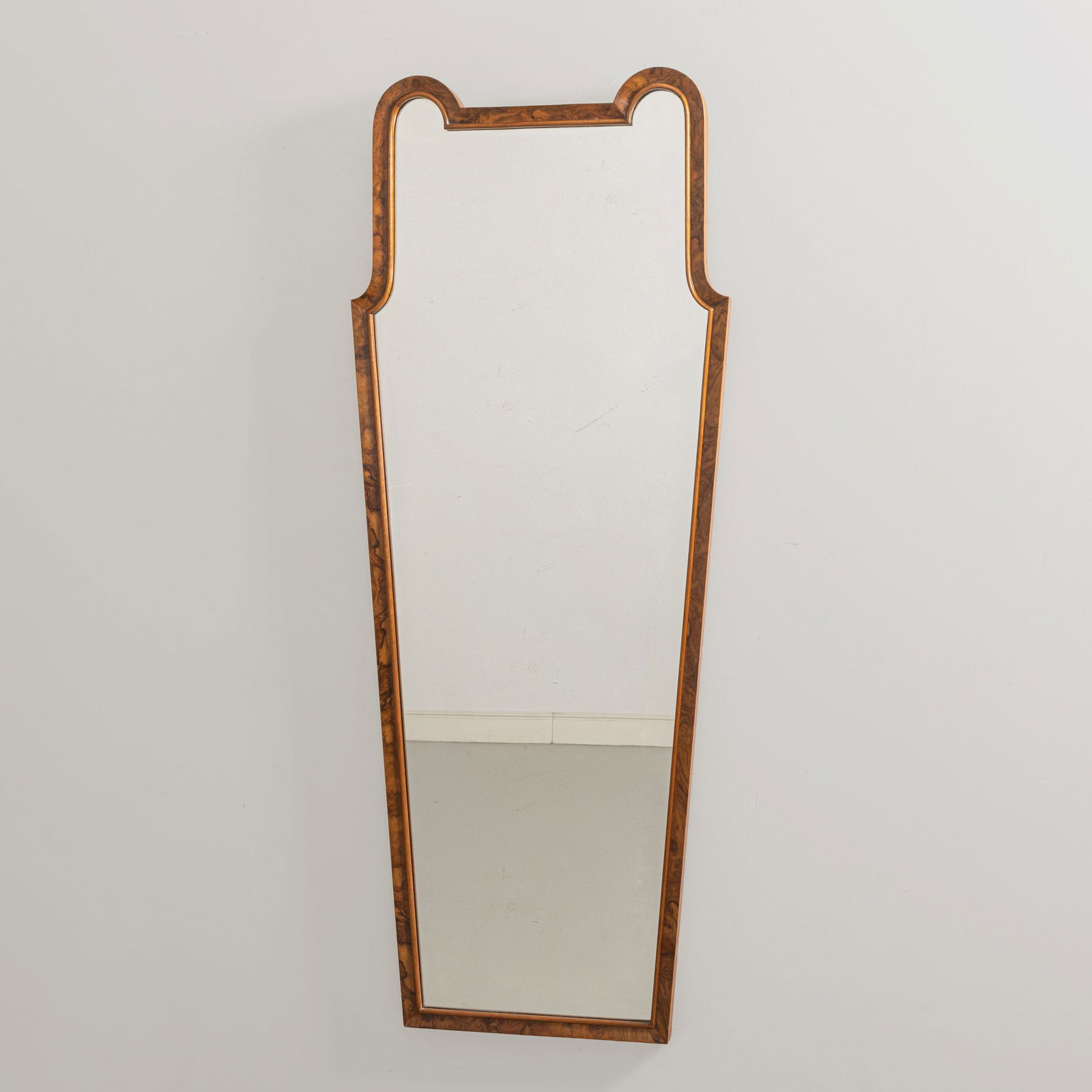 EMILIO LANCIA (NEL GUSTO DI): Specchio. Radica di noce, vetro specchiato. Italia anni '30. cm 155x61x4 A MIRROR IN THE MANNER OF E. LANCIA Condizioni molto buone. Vecchi restauri e stuccature alla alla lastronatura in radica,