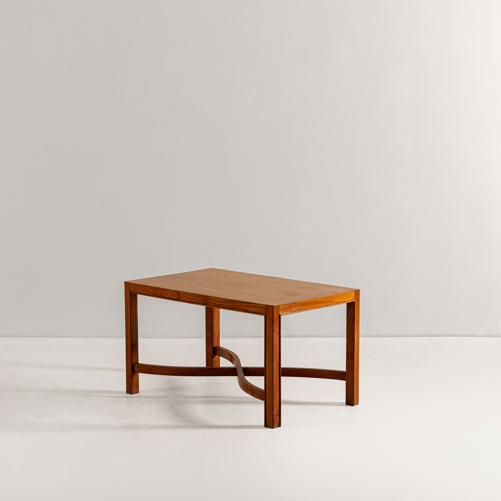 MELCHIORRE BEGA: Tavolino. legno di noce. Provenienza Casa V.,Bari, 1940 ca. Esecuzione Bega Bologna. cm 45x80x50 A LOW TABLE BY M. BEGA Condizioni molto buone. Righe, graffi, aloni, trascurabili mancanze.