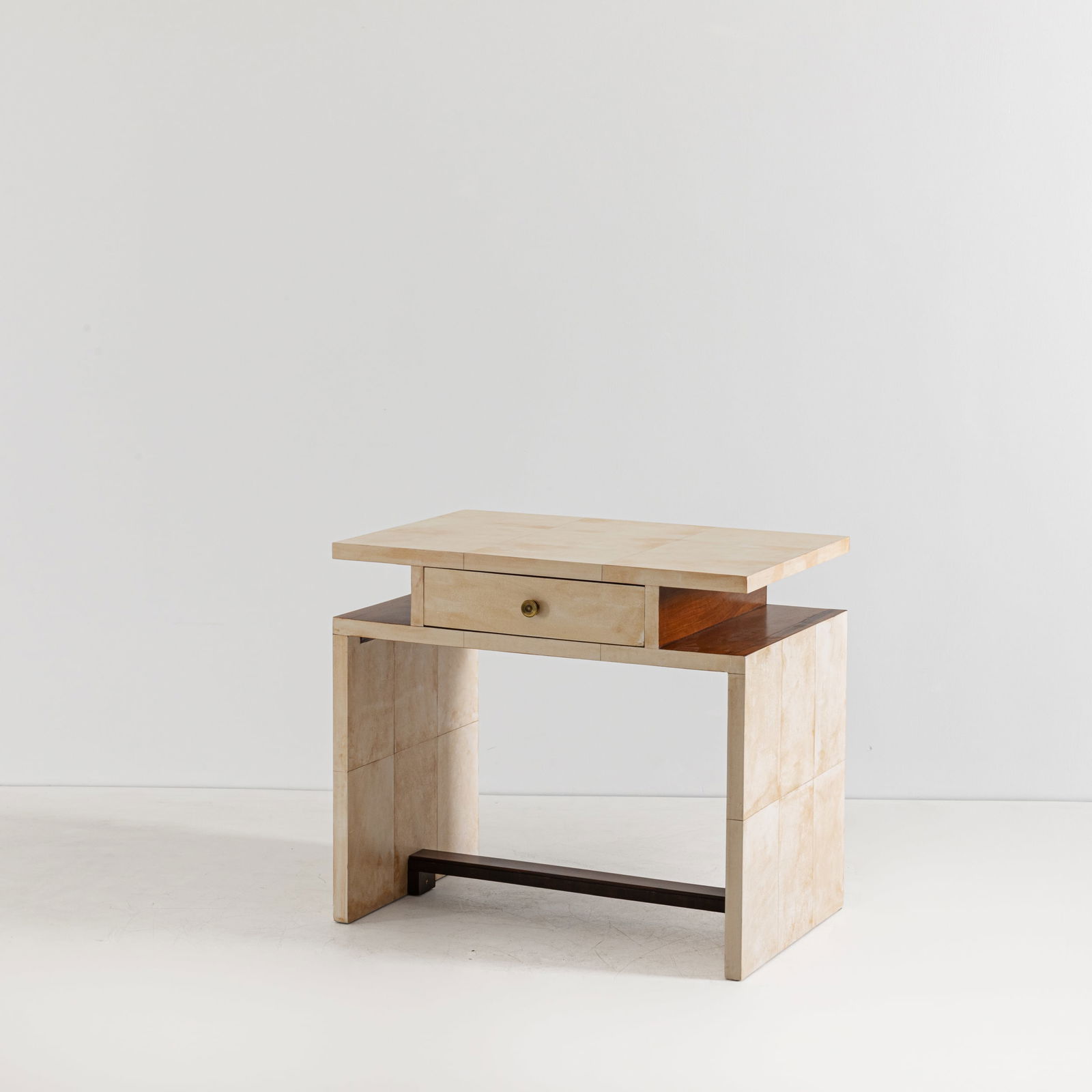 MANIFATTURA ITALIANA: Scrittoio. Legno rivestito in pergamena, legno ebanizzato, ottone. Italia anni '70. cm 80x90x60 AN ITALIAN DESK Buone condizioni generali. Piccole righe, leggeri graffi, normali segni di usura.