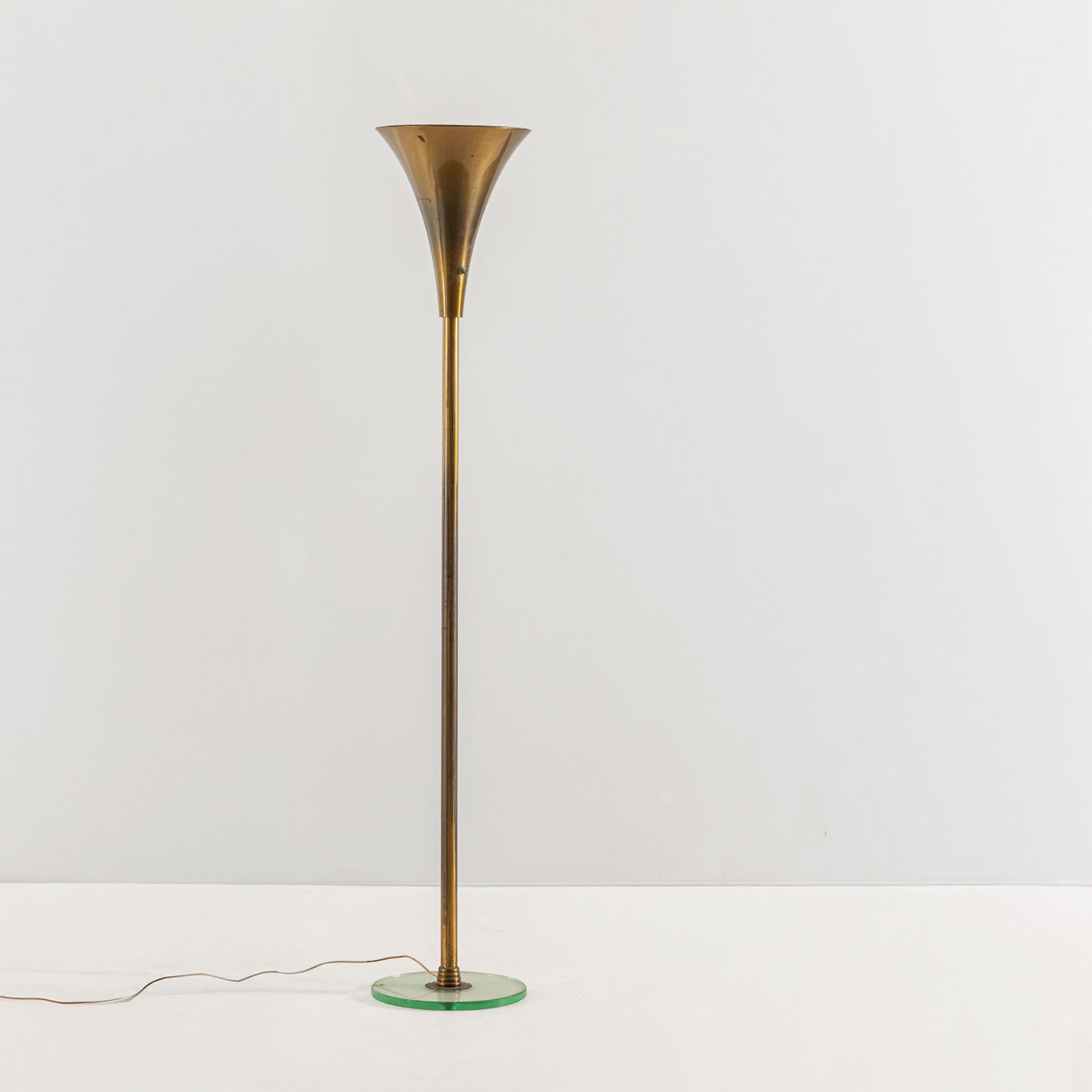 LUMINATOR: Lampada da terra. Cristallo molato, ottone. Italia anni '40. cm 180x33x33 A FLOOR LAMP BY LUMINATOR Buone condizioni generali. Piccole righe, leggeri graffi, normali segni di usura. Ottone in