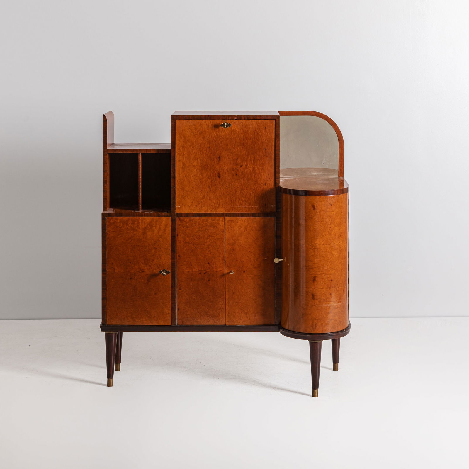 MANIFATTURA ITALIANA: Mobile da soggiorno. Legno lamellare impiallacciato in radica, cristallo molato, vetro specchiato, legno tinto, metallo. Anni '30. cm 127x116x48,5 AN ITALIAN CABINET Buone condizioni. righe,