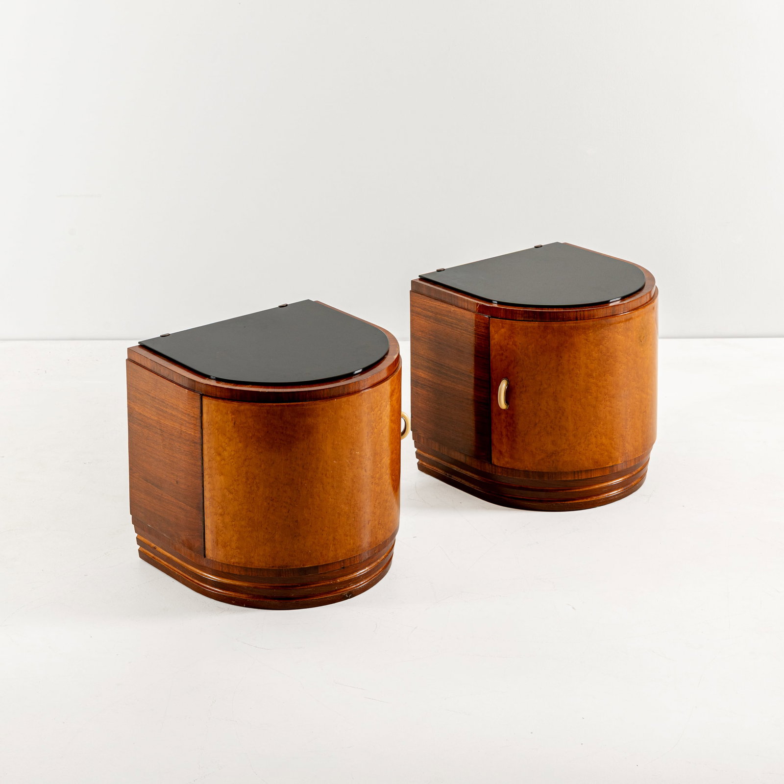MANIFATTURA ITALIANA: Coppia di comodini. Legno rivestito in radica, vetro opalino, osso. Italia, anni '40. cm 47x48,5x46 A PAIR OF ITALIAN BEDSIDE TABLES Buone condizioni generali. Piccole righe, leggeri graffi,