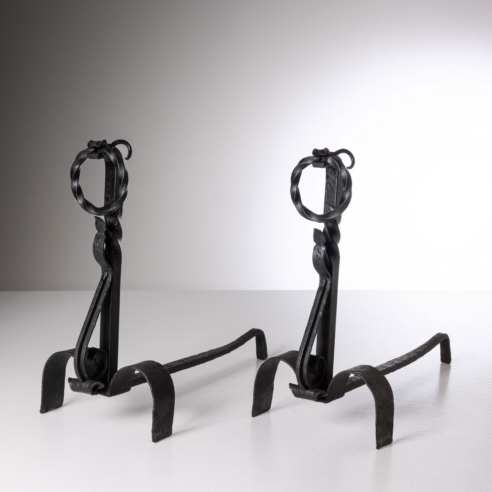 MANIFATTURA ITALIANA: Due alari. Ferro battuto. Anni '50-'60. cm 42x22x50 ca. A PAIR OF ITALIAN ANDIRONS Condizioni molto buone. Righe, graffi, aloni, mancanze, ossidazione, ruggine, aloni marcati