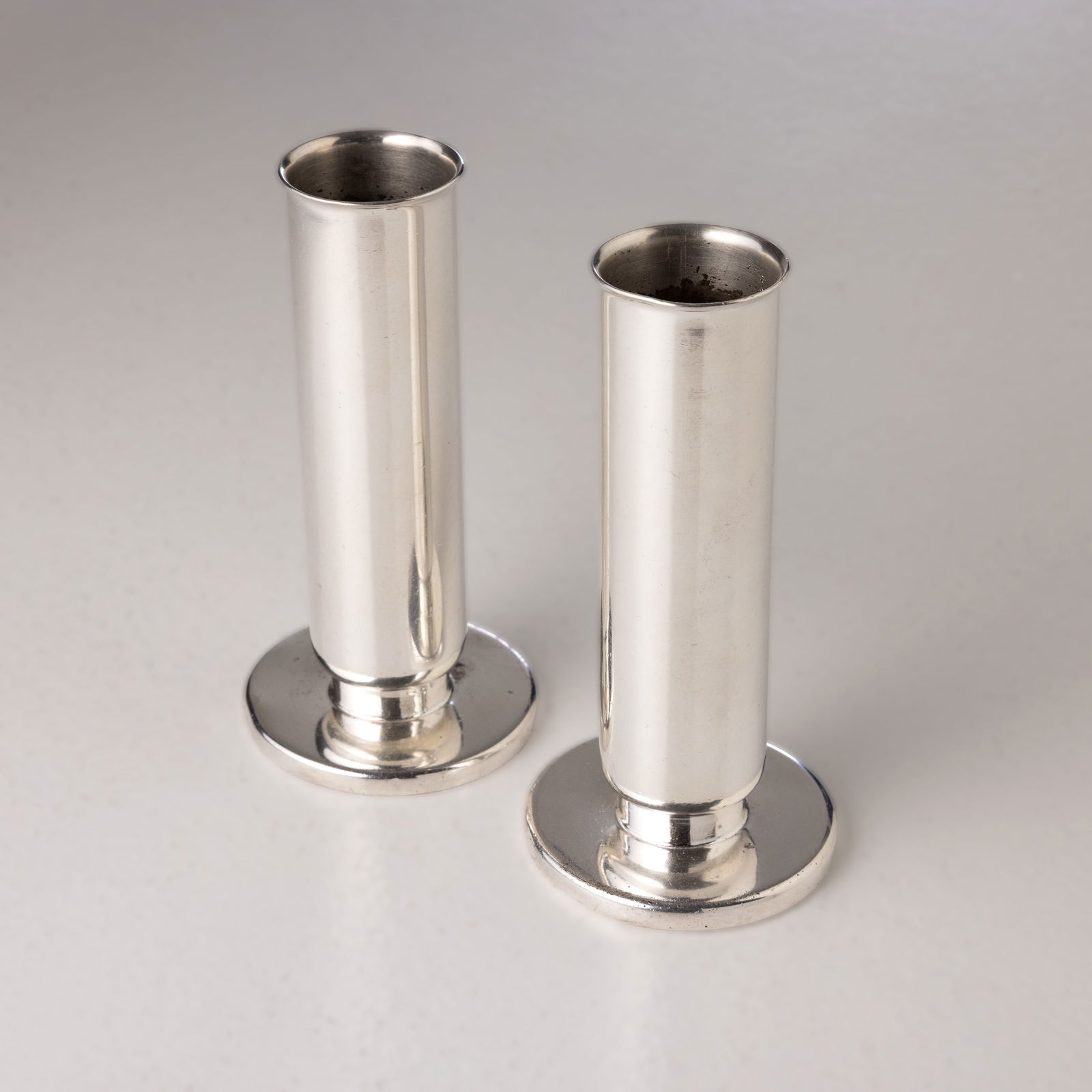 GIO PONTI (ATTRIB. A): Due vasi solifiore metallo argentato, produzione Krupp Milano, 1936, ca. Marchio impresso sotto la base. cm 14,5x7 TWO SOLIFLORE VASE ATTRIBUTED TO G. PONTI Per oggetti della stessa serie v. :