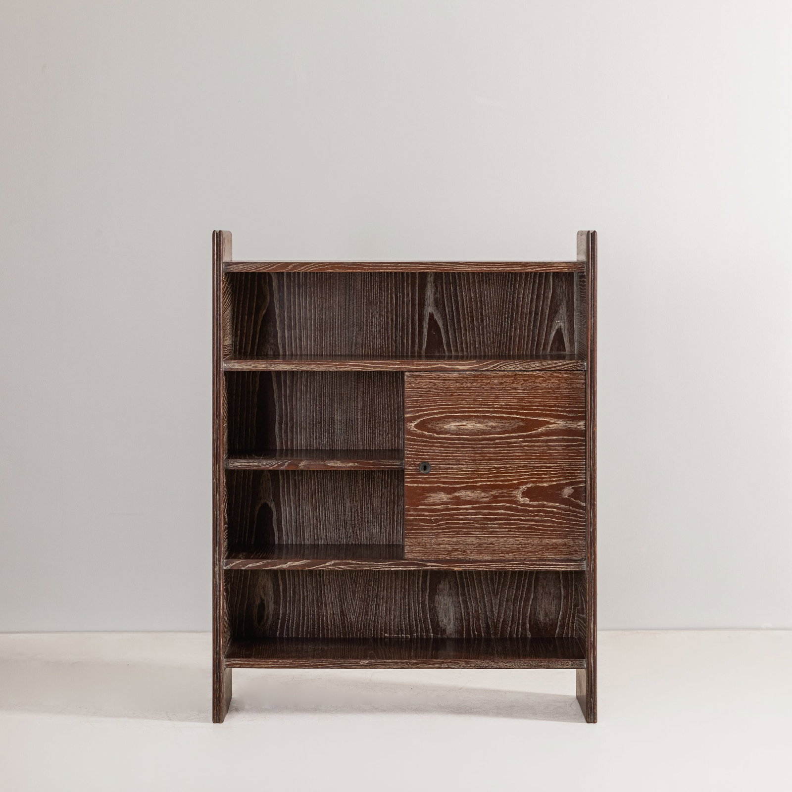 MANIFATTURA ITALIANA: Mobile da soggiorno. Legno di castagno cereusé. Anni '30. cm 142x110x38 AN ITALIAN CABINET Buone condizioni. Righe, graffi, aloni, piccole mancanze, vecchie stuccature e difetti. Chiave