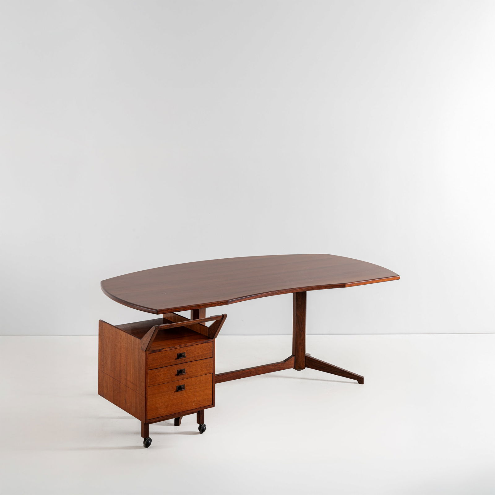 FRANCO ALBINI: Scrivania con cassettiera variante del mod. TL22. Legno, metallo. Produzione Poggi anni '50. cm 74x198x95 A DESK BY F. ALBINI G. Gramigna, Repertorio 1950 ; 1980, Mondadori, Milano, 1985, p. 123. 