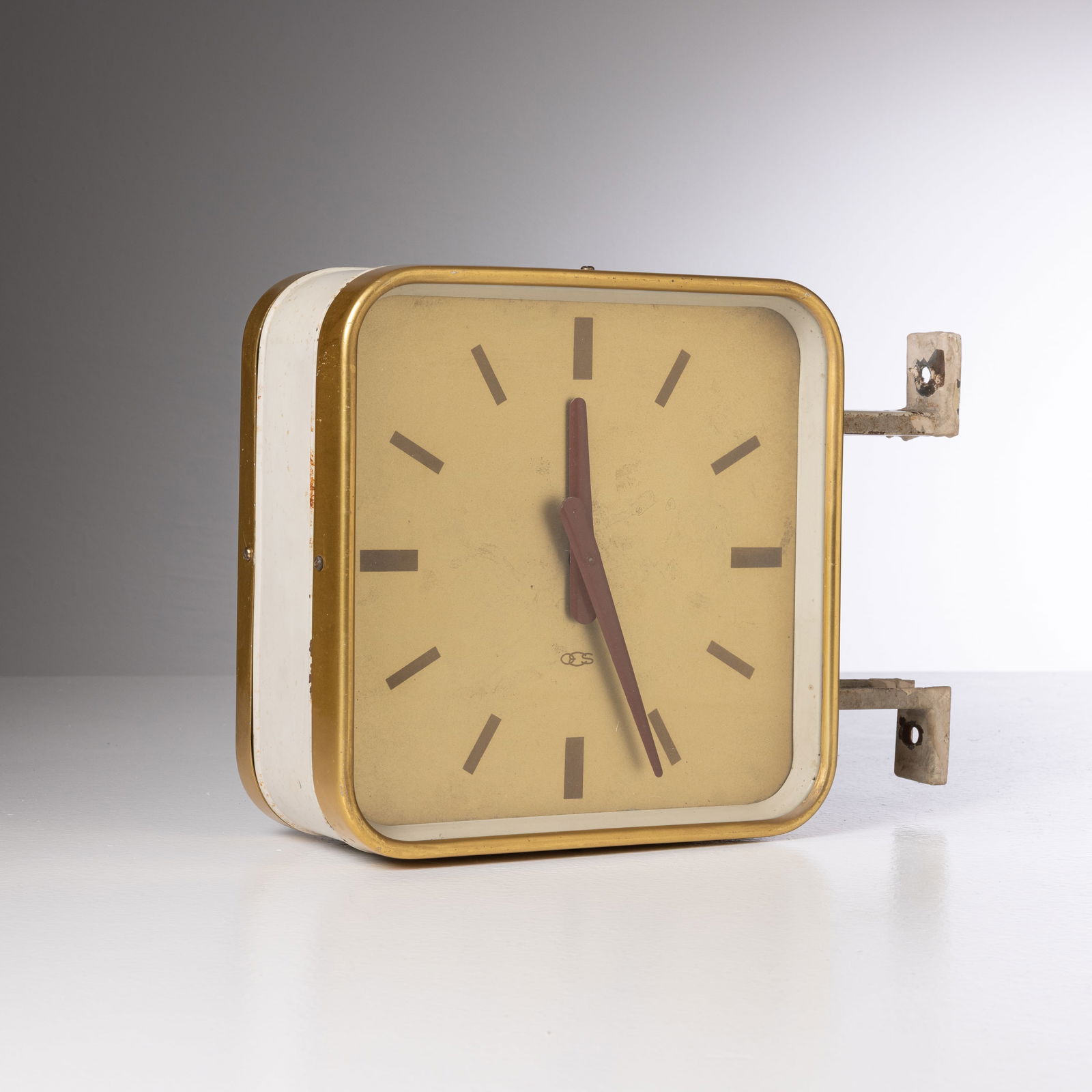 GIO PONTI (ATTRIB. A): Orologio a bandiera. Alluminio anodizzato, metallo, materiale plastico. Italia anni '50. cm 28x40x12 A CLOCK ATTRIBUTED TO G. PONTI Cfr.: U. La Pietra, Gio Ponti. L'arte si innamora dell'industria,