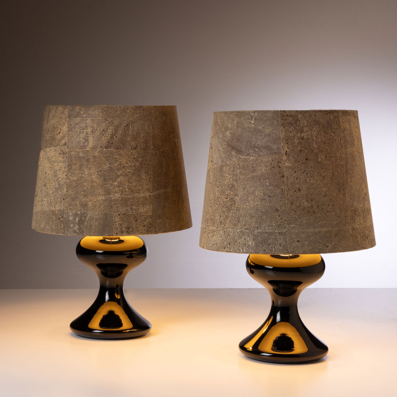 INGO MAURER: Due lampade da tavolo. Metallo, carta pressata, sughero. Produzione M Design fine anni '70. Etichetta del produttore. con paralume h cm 48x diametro base cm 16. TWO TABLE LAMPS BY I. MAURER 