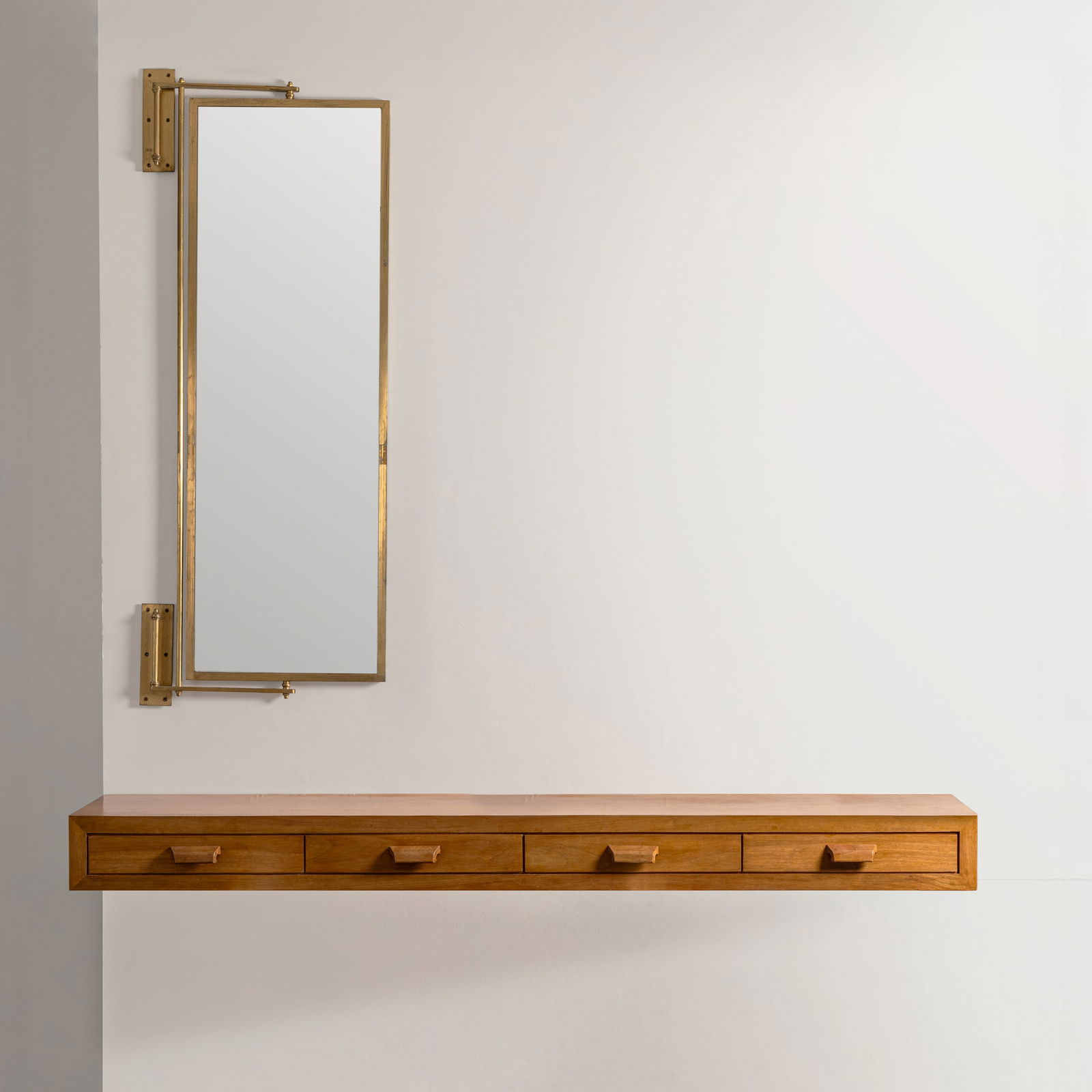 MARIO GOTTARDI: Consolle pensile con specchio. Legno, ottone, cristallo molato. Italia anni '50. consolle cm 18x210x35; specchio cm 157x61x3 A CONSOLLE WITH MIRROR BY M. GOTTARDI Buone condizioni generali.