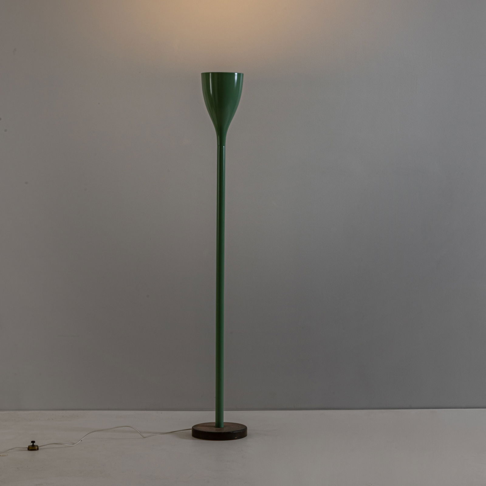 MANIFATTURA ITALIANA: Lampada da terra. Ghisa, metallo, ottone verniciato. Italia anni '50. cm 181x28x28 AN ITALIA FLOOR LAMP Discrete condizioni generali. Righe, graffi, segni dovuti all'uso quotidiano. Ossidazione. Verni