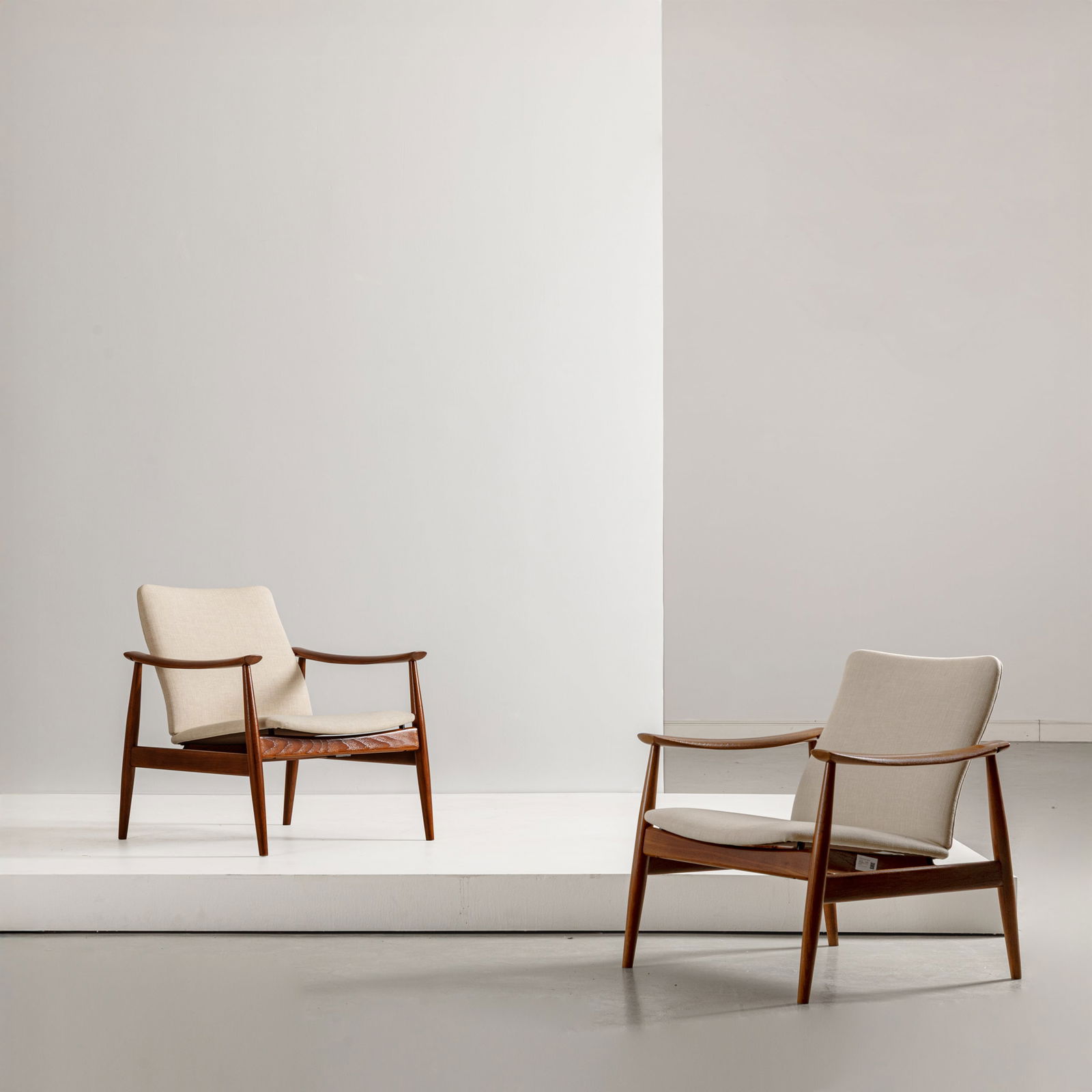 FINN JUHL: Coppia di poltrone mod. FD 138. Legno di teak, metallo verniciato, tessuto imbottito. Produzione France & Søn anni '60. cm 76x70x74 A PAIR OF ARMCHAIR BY F. JUHL Buone condizioni generali.