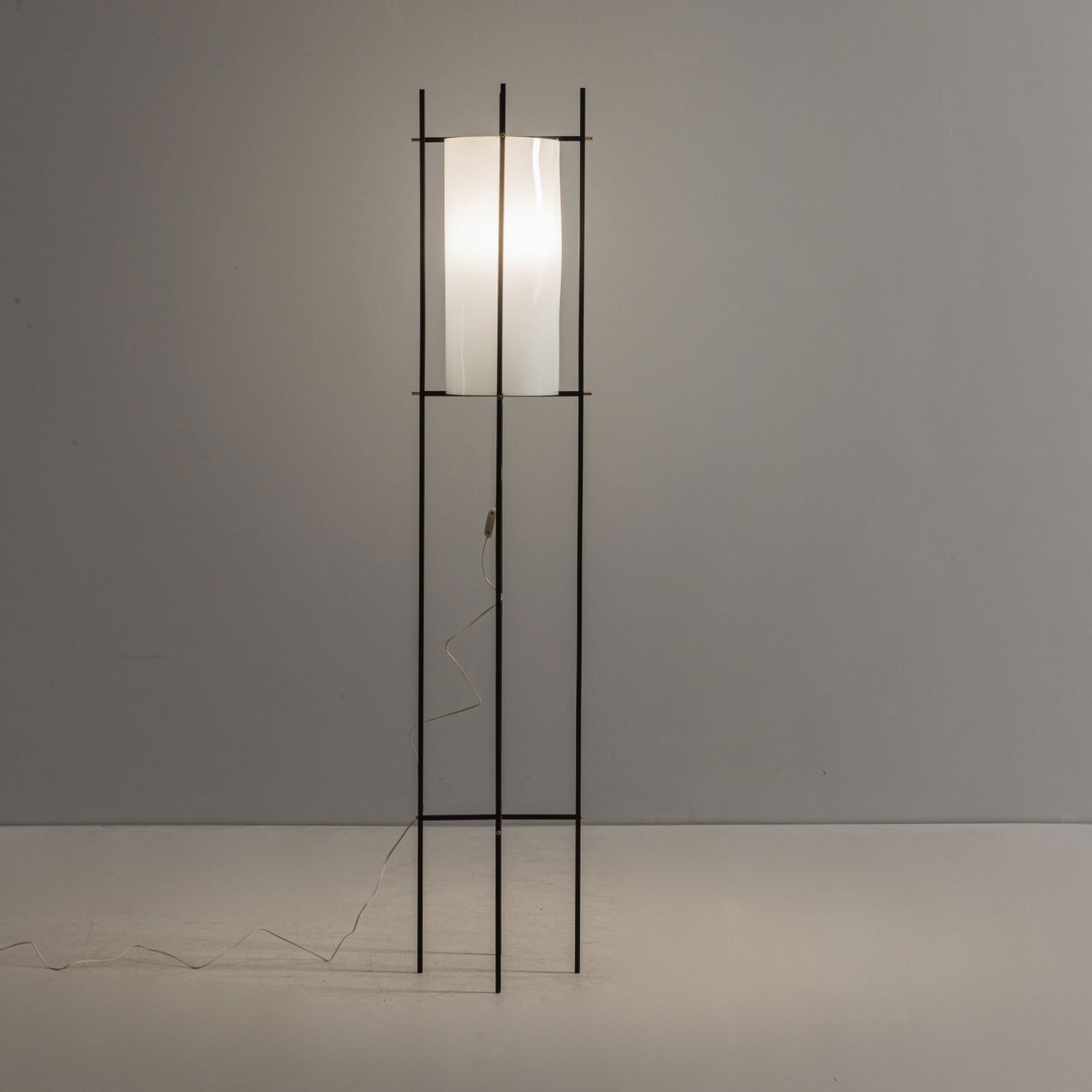 MANIFATTURA ITALIANA: Lampada da terra. Metallo verniciato, metacrilato opalino. Italia anni 50. cm 170x34x34 AN ITALIAN FLOOR LAMP Buone condizioni. Righe, segni di usura, ossidazione. Piccole mancanze.alla vernice. Picco