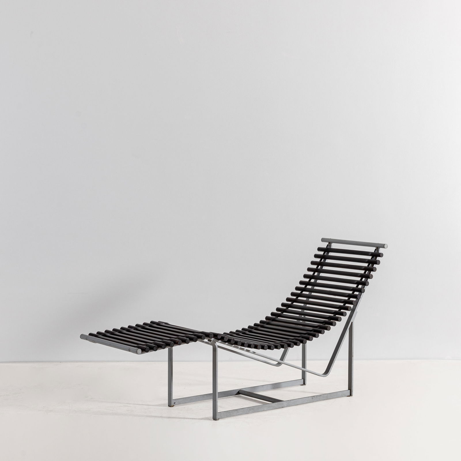 PETER STRASSL: Chaise longue. Metallo verniciato, legno tornito e tinto. Produzione Strassl internationa, 1978 ca. cm 80x52x165 A CHAISE LONGUE BY P. STRASSL Buone condizioni. Righe, graffi, segni di usura,