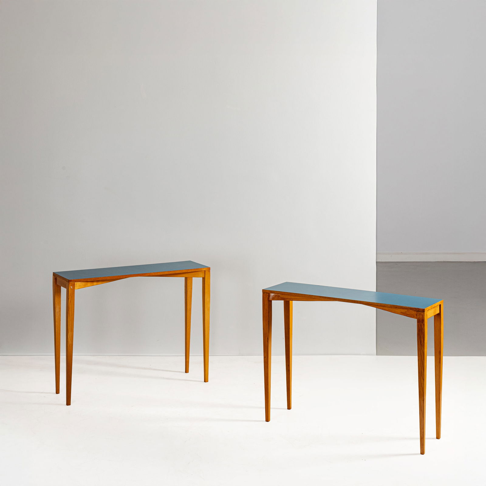 GIO PONTI: Due consolle per l'Hotel Royal, Pietra Ligure. Legno di frassino, laminato. Produzione ISA anni '50.Etichetta della manifattura. cm 80x100x30 TWO CONSOLLES BY G. PONTI Buone condizioni generali.