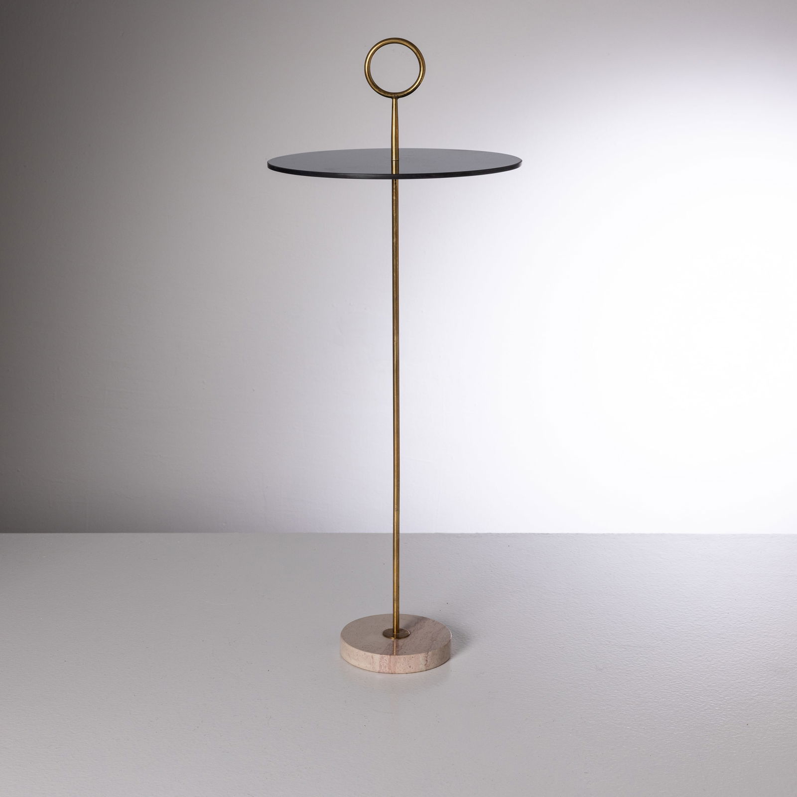 MANIFATTURA ITALIANA: Servomuto. Marmo, ottone, cristallo colorato, specchiato e molato. Italia anni '50. cm 66x diametro 25 AN ITALIAN VALET Condizioni molto buone. Righe, graffi, segni di usura, spigolo del marmo