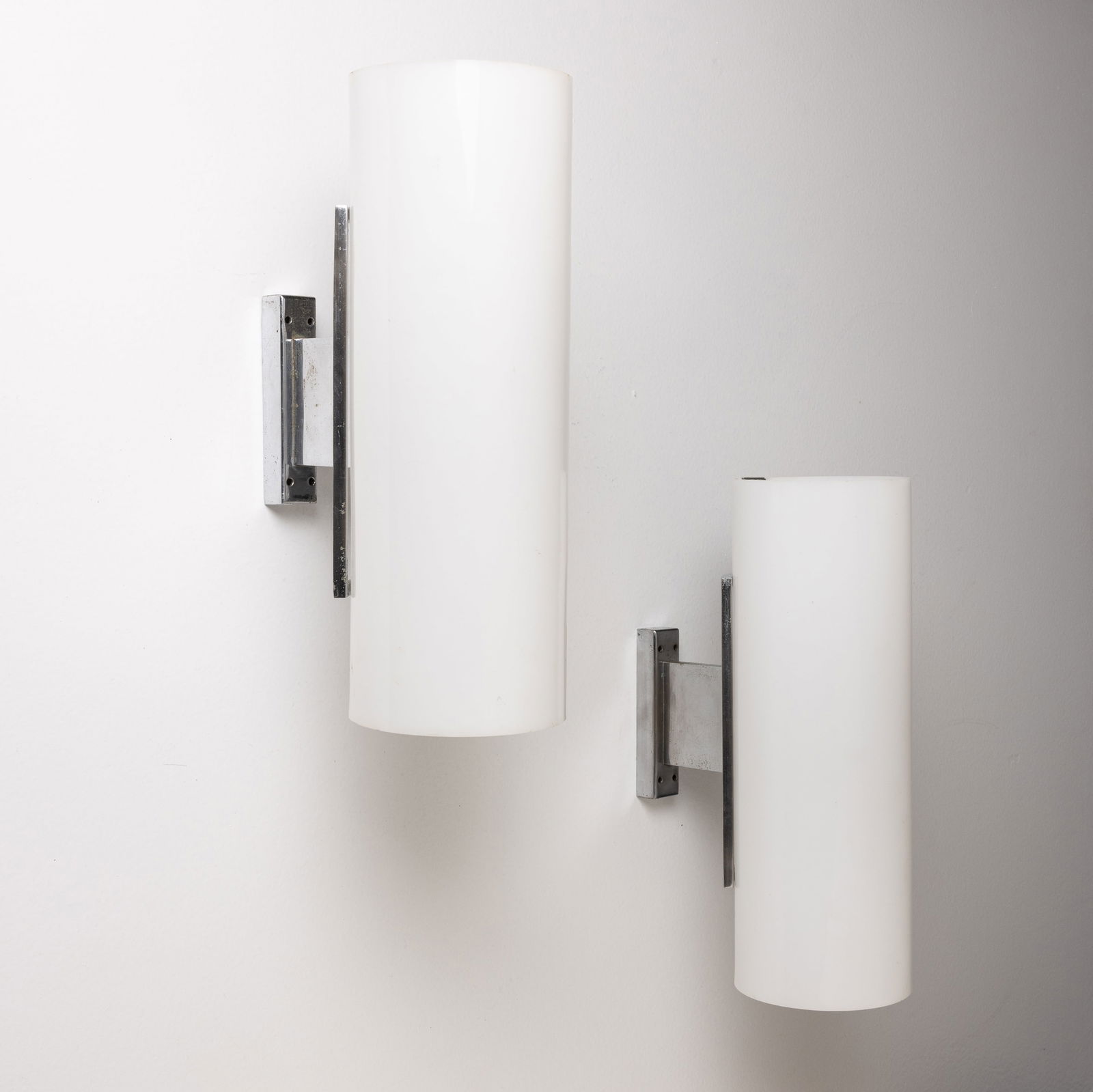 MANIFATTURA ITALIANA: Coppia di lampade da parete. Metallo cromato, metacrilato opalino. Anni '50. cm 36,5x12,5x22 ca. A PAIR OF ITALIAN WALL LAMPS Condizioni molto buone. Lieve ossidazione, piccole mancanze alla