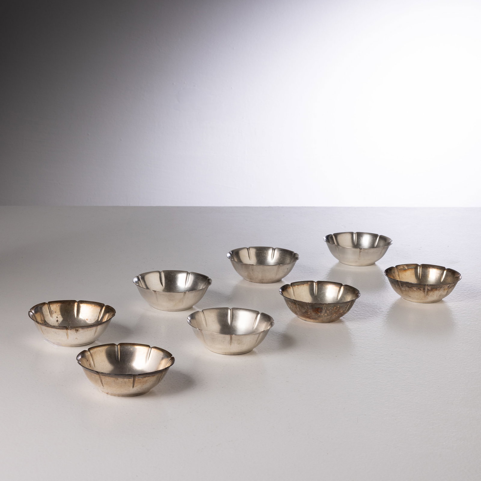GIO PONTI (ATTRIB. A): Otto coppe. Metallo argentato. Produzione Krupp Milano, marchio impresso sotto la base. cm 4x12 EIGHT BOWLS ATTRIBUTED TO G. PONTI Per oggetti della stessa serie v.: L.Falconi, Gio Ponti interni, ogge