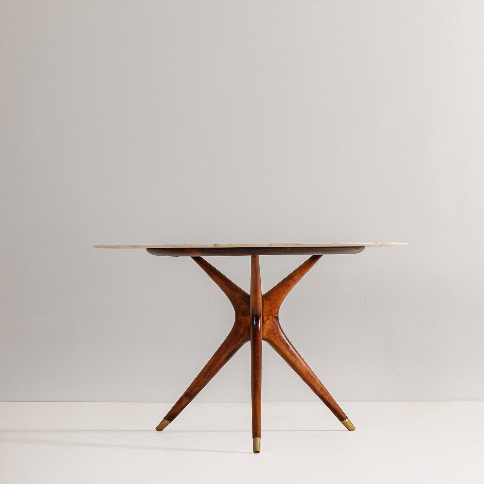 ICO PARISI: Tavolo mod. 1950.55. Legno di mogano tinto. Marmo satinato, ottone. Produzione Fratelli Rizzi, anni '50. cm 80x120 A TABLE BY I. PARISI R. Lietti, Ico Parisi. Design. Catalogo ragionato 1936-1960,