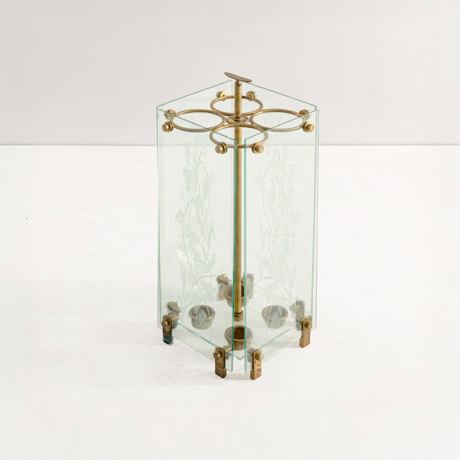 LUIGI FONTANA (ATTRIB. A): Porta ombrelli. Ottone, cristallo molato e parzialmente sabbiato. Italia anni '40. cm 80x37x37 AN UMBRELLA STAND ATTRIBUTED TO L. FONTANA Buone condizioni generali. Piccole righe, leggeri graffi,