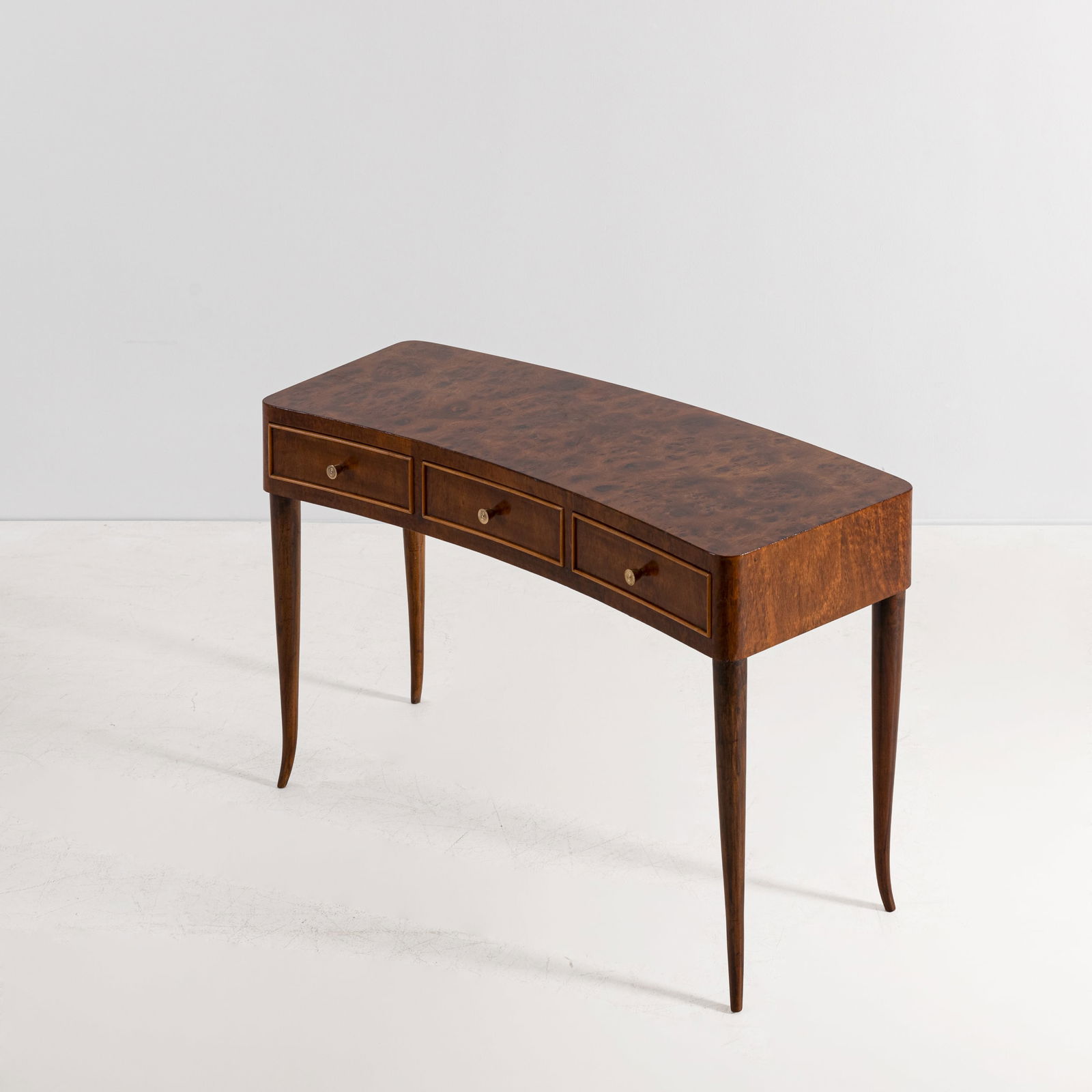 SERAFINO ARRIGHI: Scrittoio. Legno tornito, radica di noce, legno di acero, ottone. Esecuzione Arrighi Cantù, anni '50. Etichetta della manifattura. cm 71x120x45 A DESK BY S. ARRIGHI Condizioni molto buone. Recent