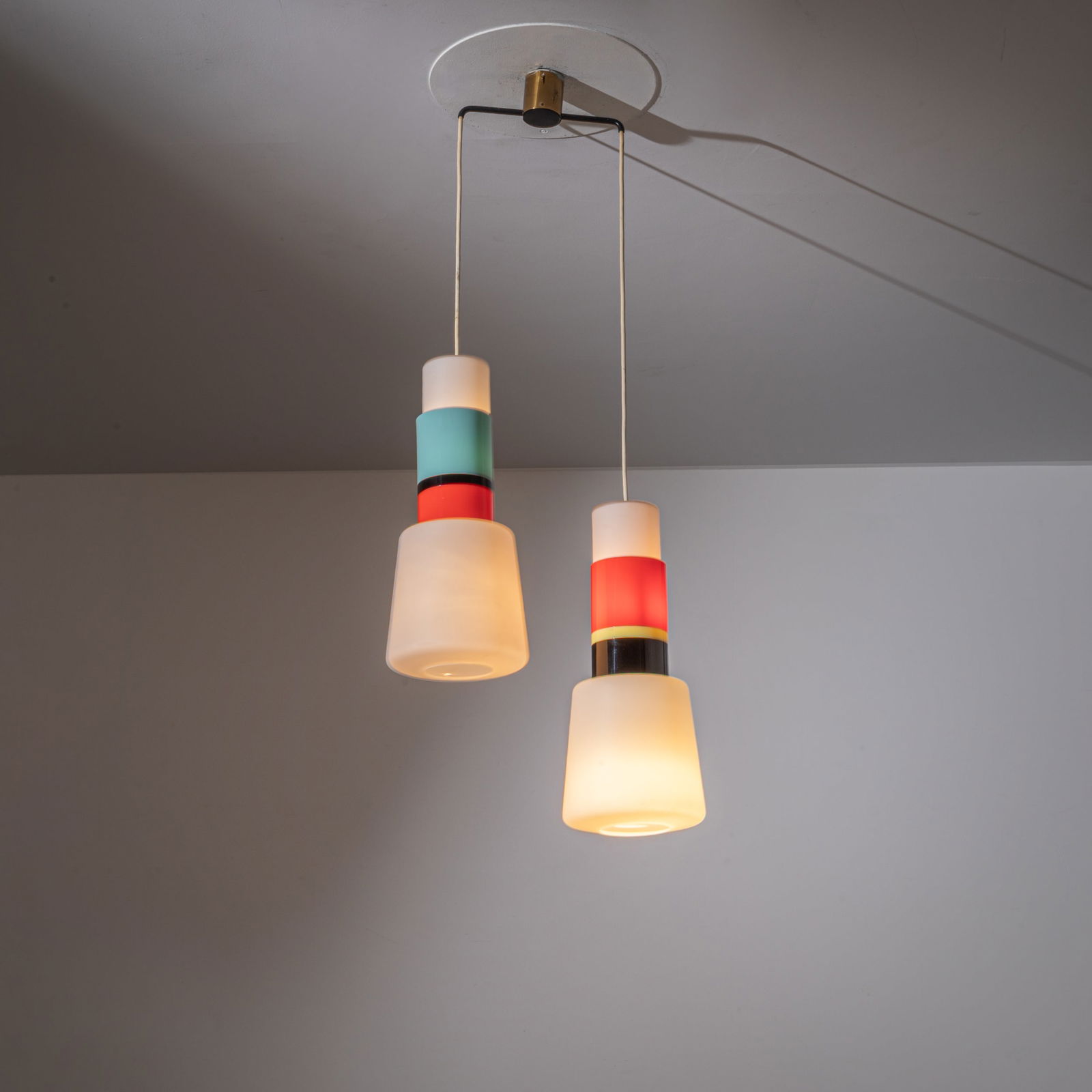 STILNOVO: Lampada a sospensione. Ottone, metallo verniciato, vetro colorato e incamiciato, plexiglass. Italia anni '60. cm 120x45x20 A CEILING LAMP BY STILNOVO Buone condizioni generali. Piccole righe, leggeri