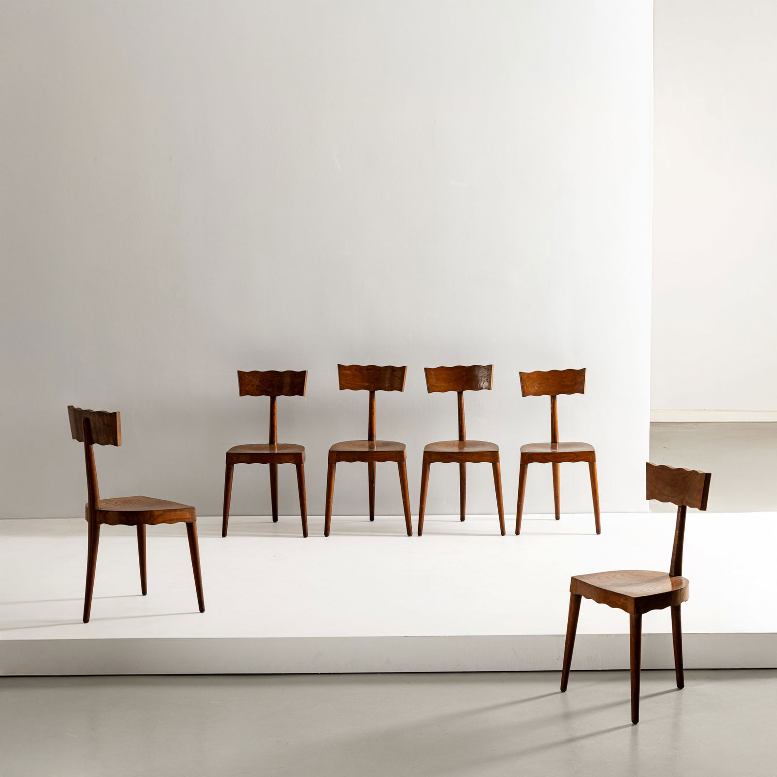 SCUOLA DI TORINO: Sei sedie. Legno, legno lavorato. Italia anni '50 cm 89x42x44 SIX CHAIRS BY SCUOLA DI TORINO Buone condizioni generali. Righe, graffi, normali segni dovuti all'uso quotidiano. Piccole mancanze. Qualch