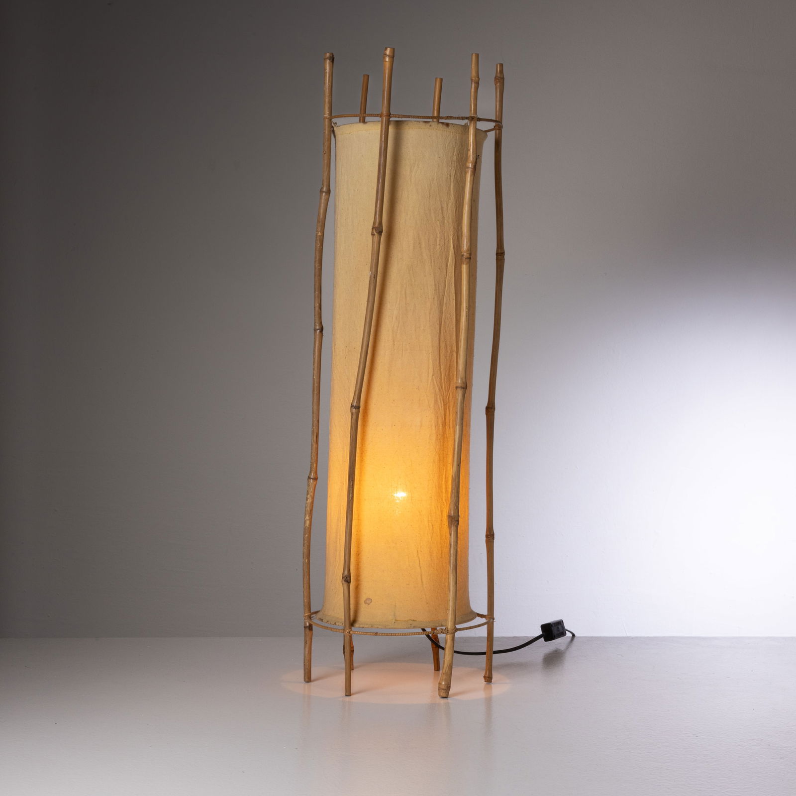 MANIFATTURA FRANCESE: Lampada da terra o da tavolo. Canna d'India, tessuto, midollino. Francia, anni '60. cm 80x23 ca. A FRENCH FLOOR OR TABLE LAMP Condizioni molto buone. Righe, graffi, segni di usura, lievi aloni e