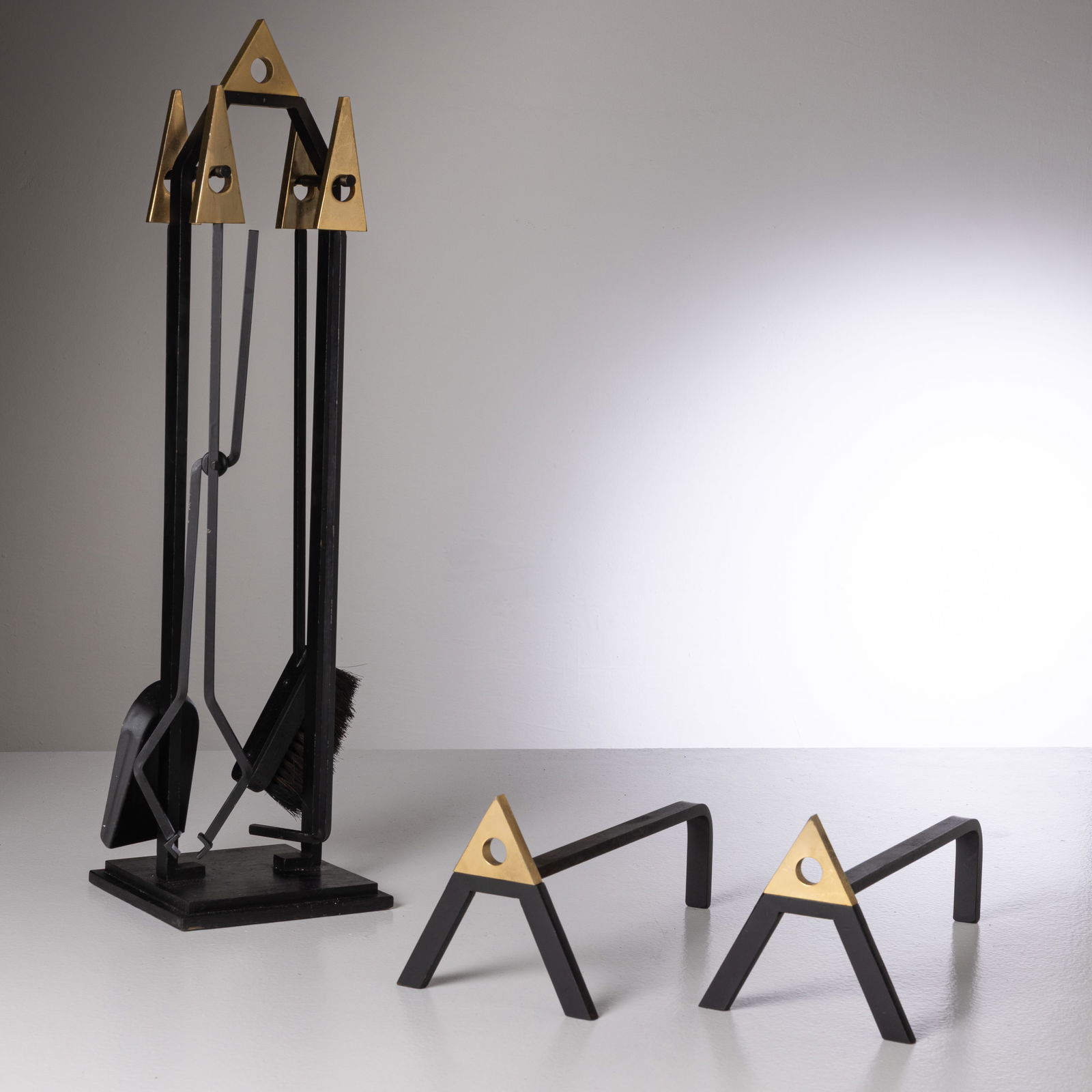 MANIFATTURA ITALIANA: Set da camino. Ottone, ferro verniciato, legno tinto. Anni '70; '80. cm 64x19x19; cm 36x17x16 AN ITALIAN FIREPLACE SET Buone condizioni. Righe, graffi, aloni, mancanze, lievissima ossidazione,