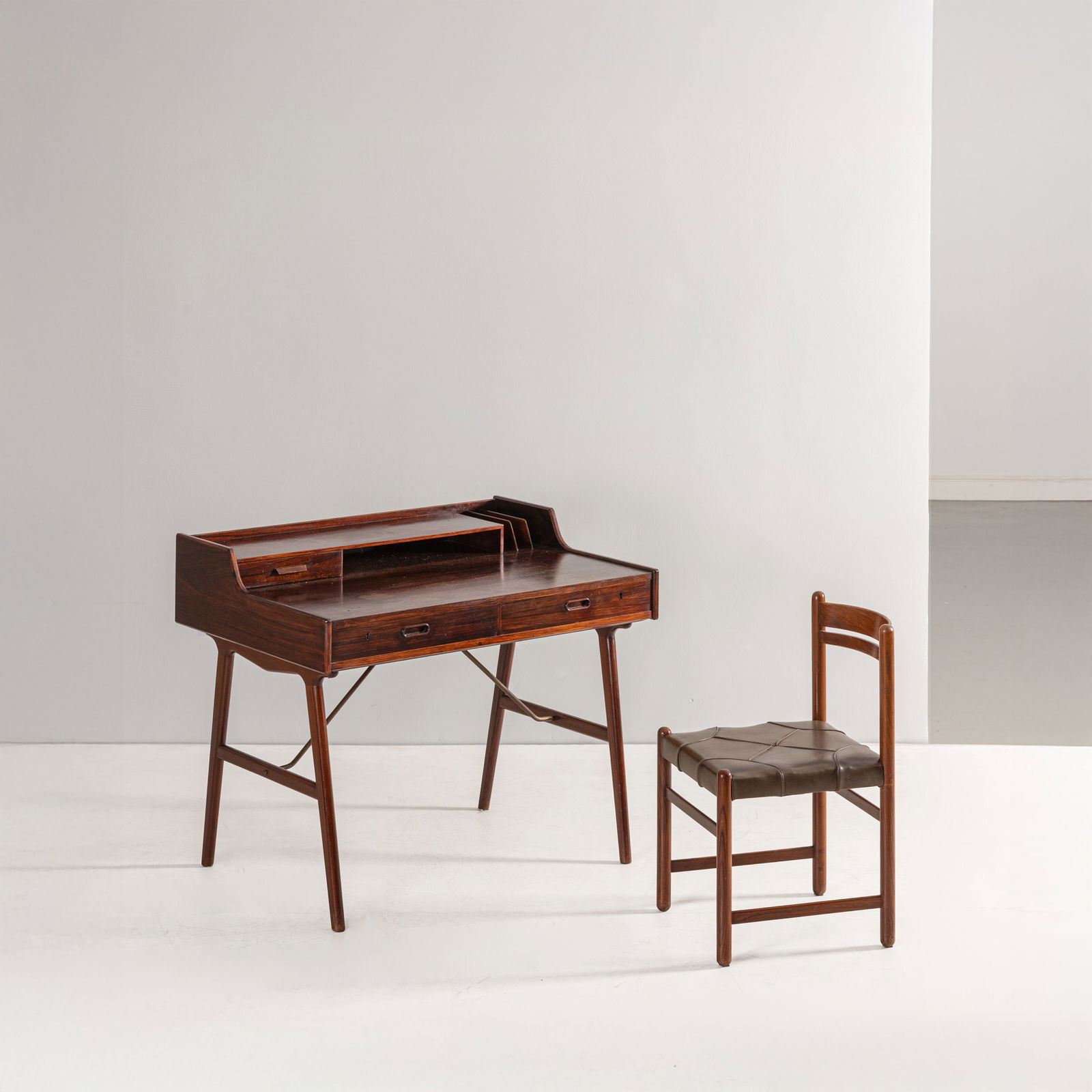 ARNE WAHL IVERSEN: Scrivania con sedia. Legno di teak. Danimarca 1961 ca. cm 70x100x74 A DESK WITH CHAIR BY A. W. IVERSEN Buone condizioni generali. Piccole righe, leggeri graffi, normali segni di usura. Piccole