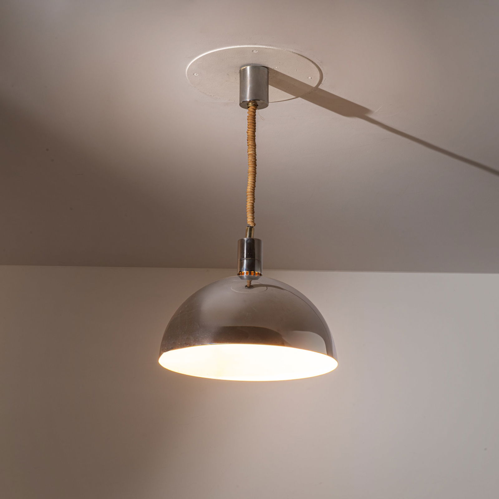 FRANCO ALBINI: Lampada a sospensione ad altezza variabile della serie AM/AS. Metallo cromato e verniciato. Produzione Sirrah, 1969 ca. altezza variabile diametro cm 45,5. A CEILING LAMP BY F. ALBINI G. Gramigna,