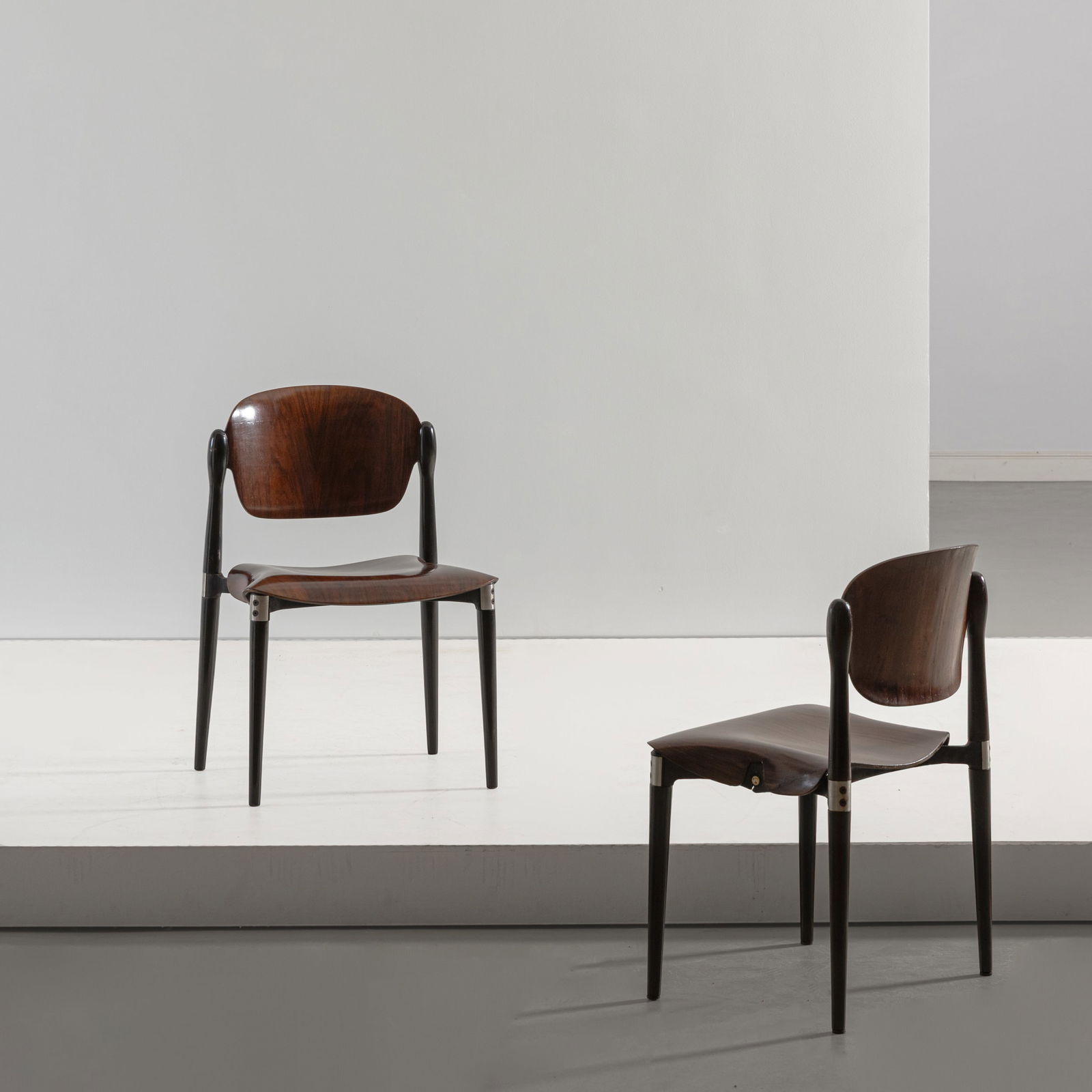 EUGENIO GERLI: Due sedie impilabili mod. S63. Legno laccato, alluminio pressofuso, metallo, compensato curvato impiallacciato in legno esotico. Produzione Tecno 1962 ca. coppia di sedie tecno cm 78x52x48 ca. TWO