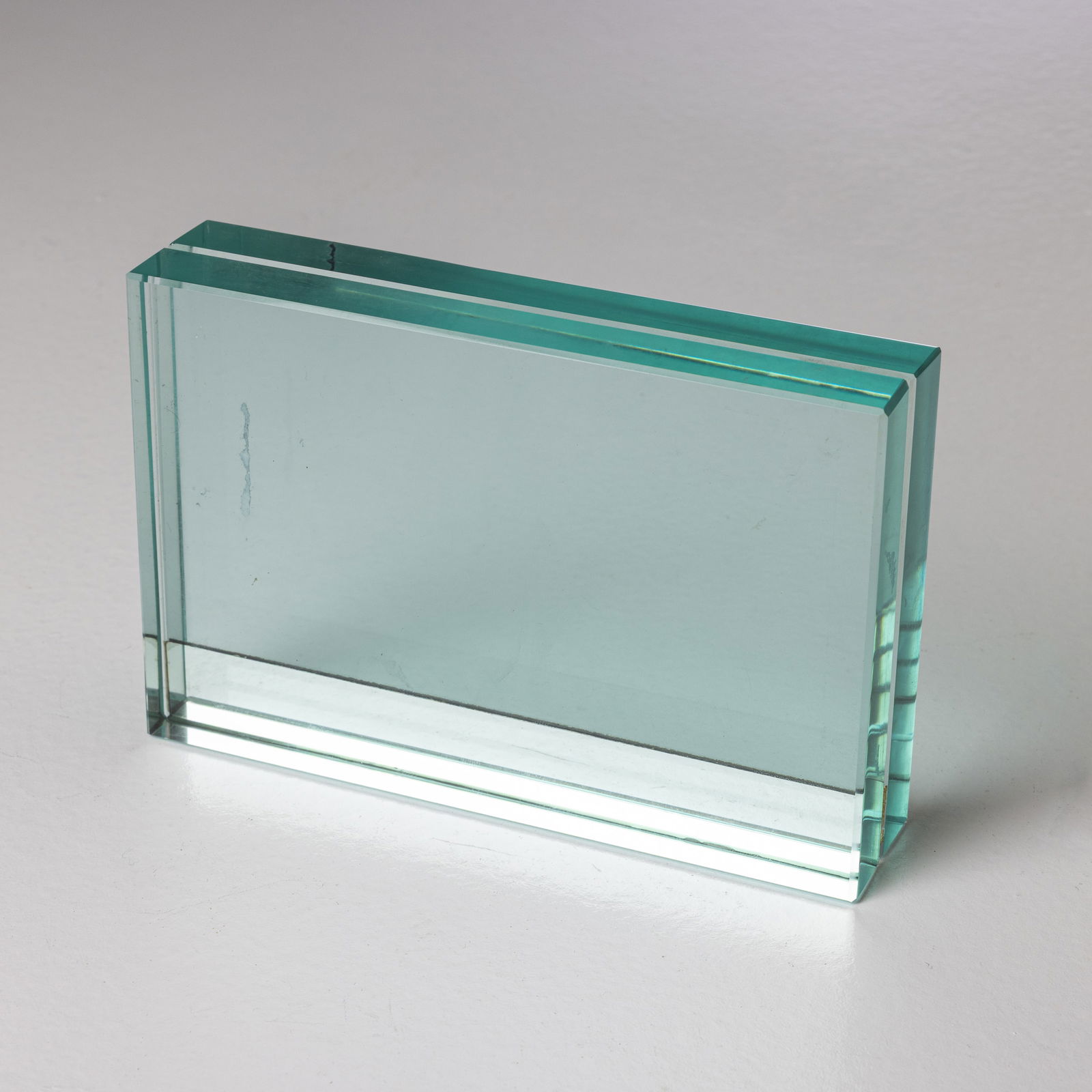 FONTANA ARTE: Porta foto. Cristallo molato, metallo cromato. Anni '70 cm 11,5x17,5x3,5 A PICTURE FRAME BY FONTANA ARTE Condizioni molto buone. Righe, segni di usura. Lieve ossidazione.