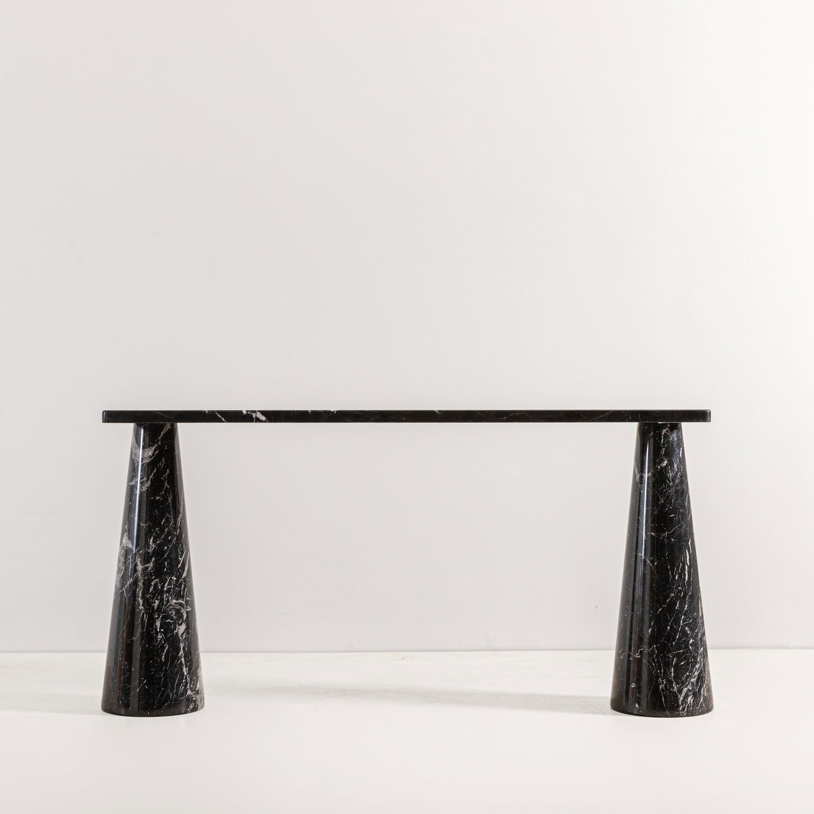 ANGELO MANGIAROTTI: Consolle. Marmo nero Marquinia tornito e lavorato. Italia XX secolo. cm72x140x40 ca. A CONSOLLE BY A. MANGIAROTTI Casa Amica, 11 maggio 1971, pp.24-24; Domus n.505, dicembre 1971, p. 37; Forme