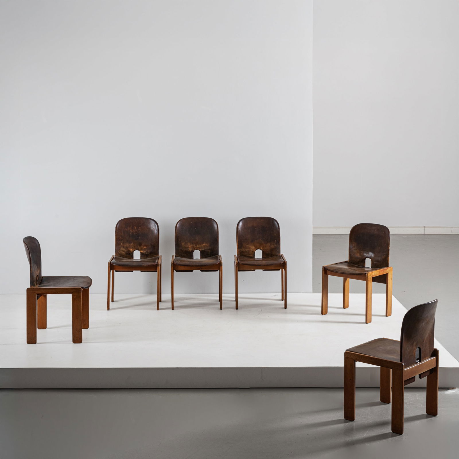 AFRA E TOBIA SCARPA: Sei sedie mod.121. Legno di noce, compensato curvato leggermente imbottito rivestito in cuoio. Produzione Cassina, 1965 ca. cm 80x49x47 ca SIX CHAIRS BY A. & T. SCARPA Domus n.453, ottobre 1967, p. 25