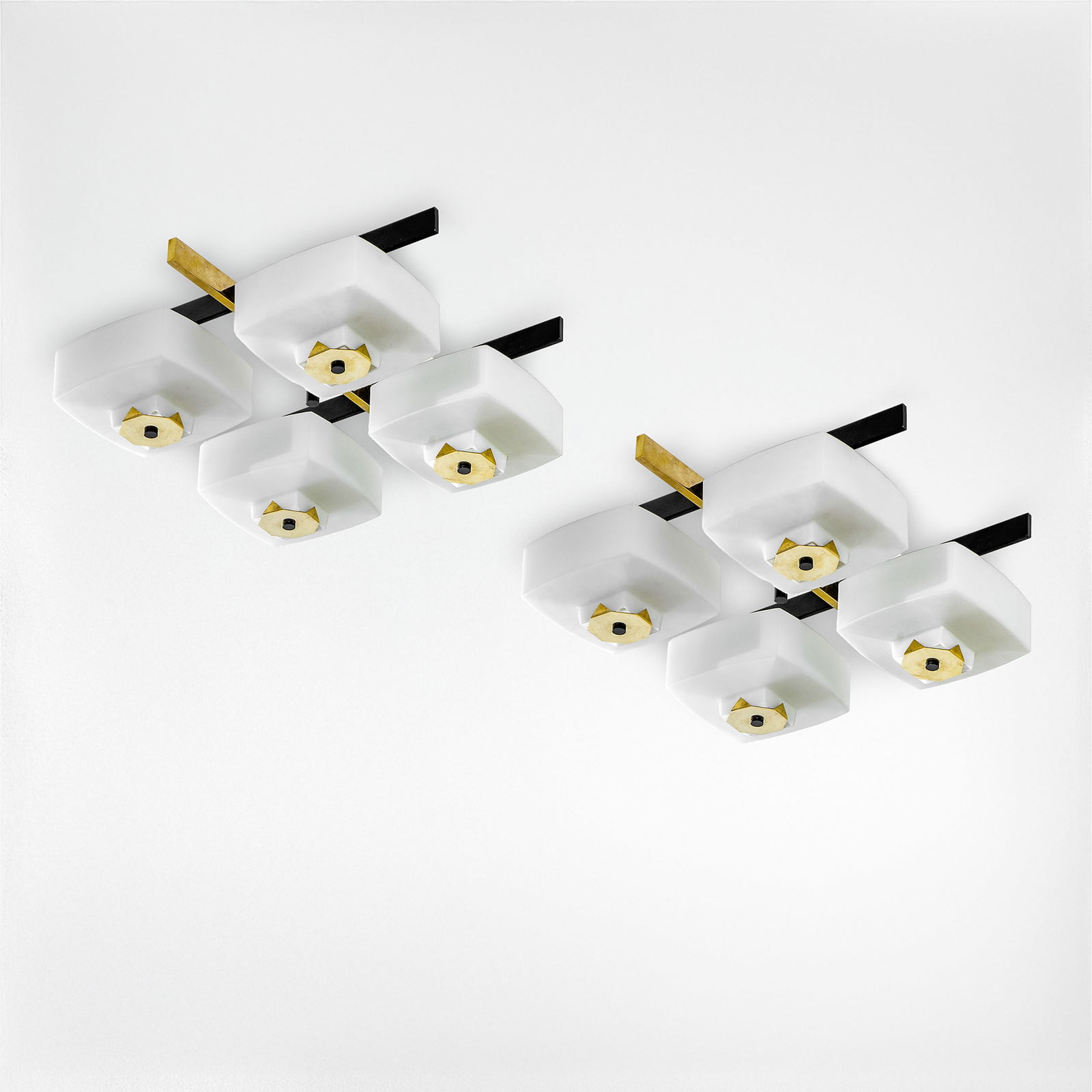 ELIO MONESI: Coppia di lampada a plafone o a parete. Ottone nichelato, metallo verniciato, vetro opalino satinato. Produzione Arredoluce Monza anni '60. cm 23x65x65 ca. A PAIR OF CEILING / WALL LAMPS BY E. MONESI