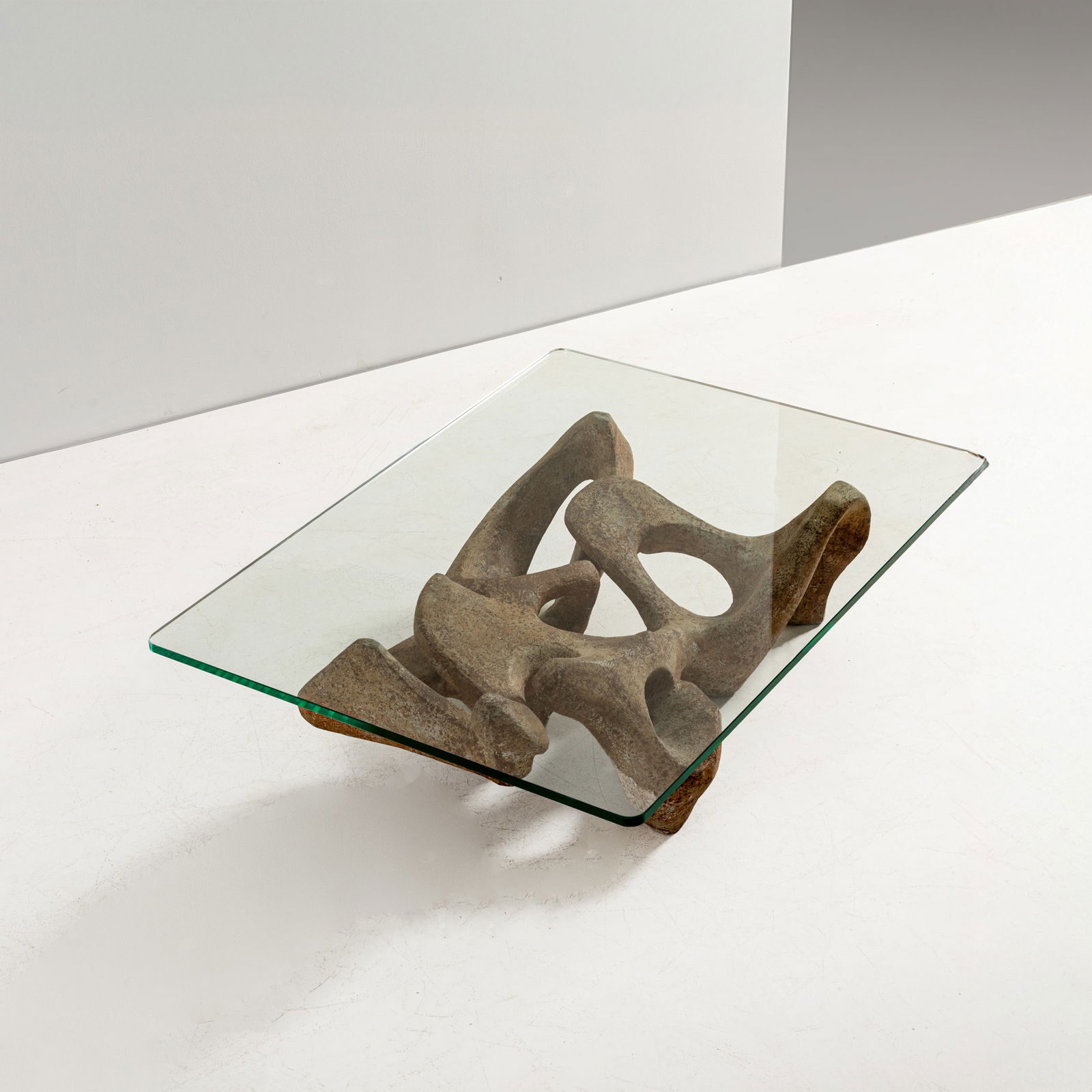 CLAUDIO TREVI (ATTRIB. A): Tavolo basso. Cemento patinato, cristallo molato. Italia anni '70. cm 32x84x106 A LOW TABLE ATTRIBUTED TO C. TREVI Buone condizioni. Righe e graffi, piccole filature restaurate