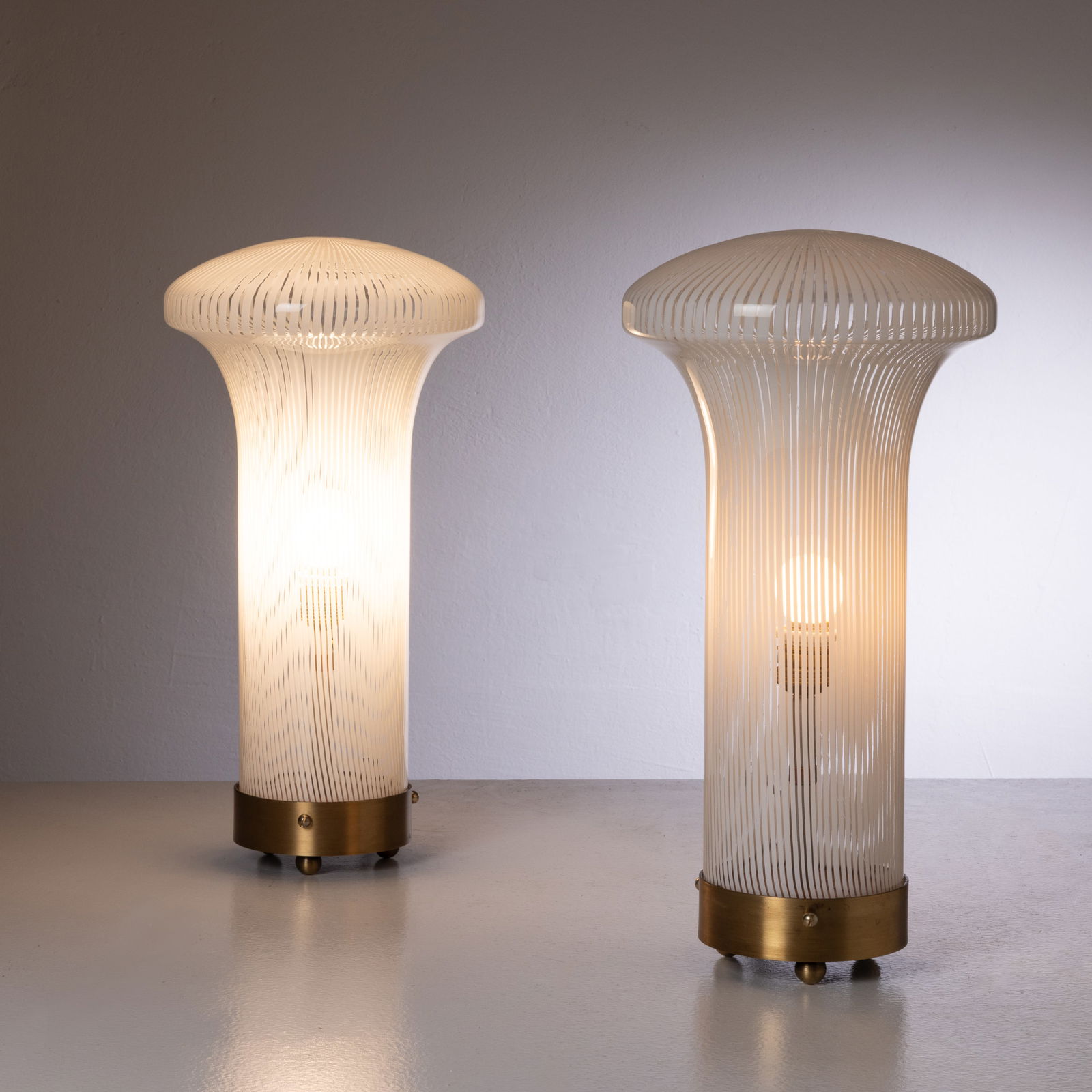 MARIO TICCO': Due lampade da tavolo Boletus. Ottone, vetro tessuto. Produzione Venini anni '70. cm 48x23 ca. TWO TABLE LAMPS BY M. TICCO' catalogo venini 75 illuminazione, pagine non numerate. Buone condizioni