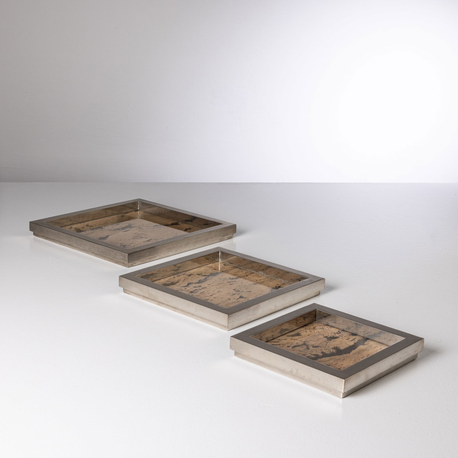 ROMEO REGA (ATTRIB. A): Tre vassoi. Metallo cromato, sughero, vetro. Italia anni '70. cm 3x20x20; cm 3x25x25; cm 3x30x30 THREE TRYS BY R. REGA Buone condizioni generali. Piccole righe, leggeri graffi, normali segni di