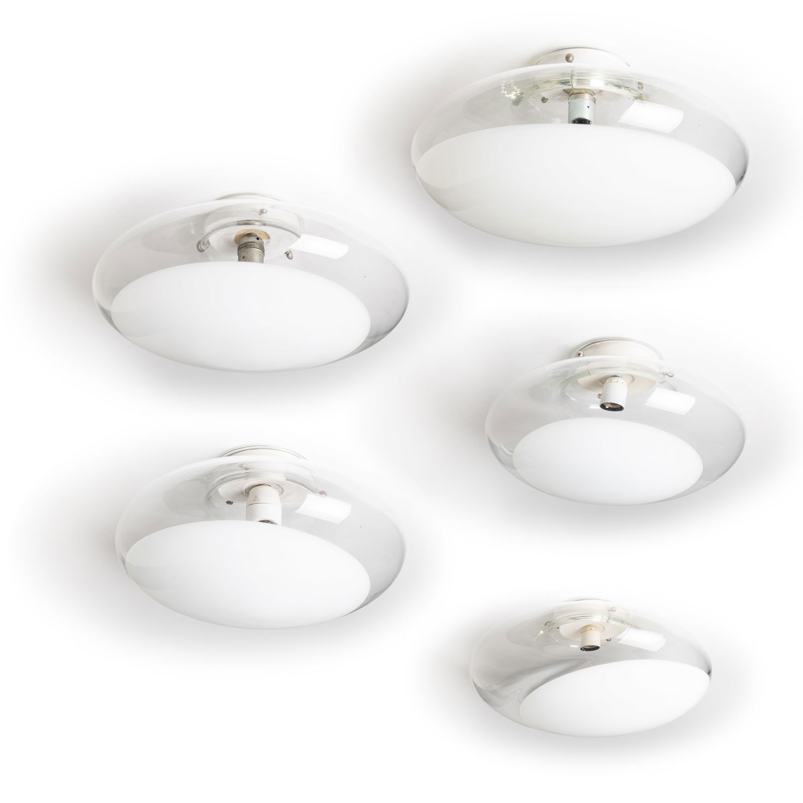 ROBERTO PAMIO: Cinque lampade a parete o plafone. Alluminio verniciato, vetro soffiato con inclusione di vetro colorato. Produzione Leucos anni '70. cm 26x48 ca; cm 22x40 ca. FIVE WALL ; CEILING LAMPS BY R. PAMIO