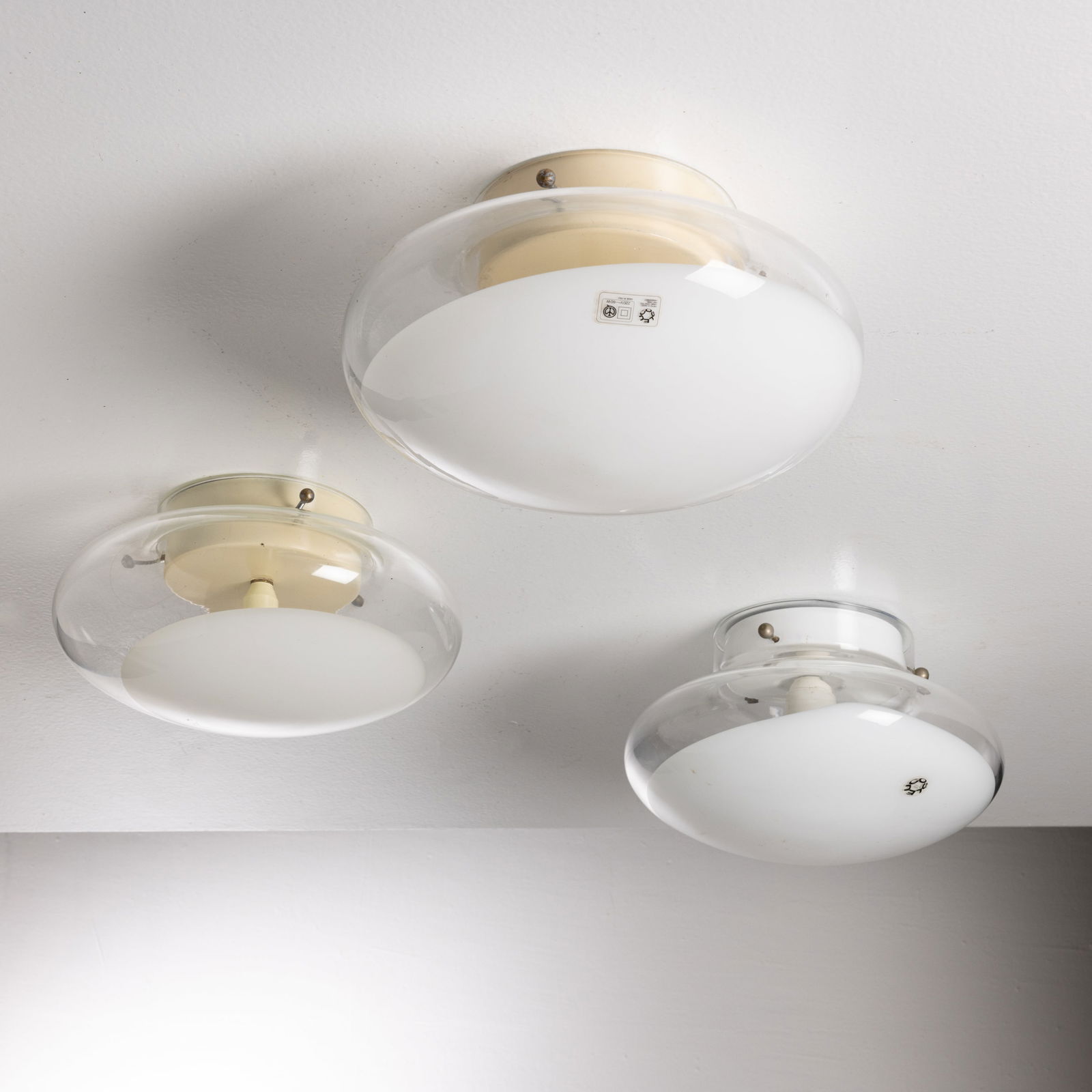 ROBERTO PAMIO: Tre lampade da parete o da soffitto mod. Gill 28. Metallo verniciato, cristallo con registro opalino. Produzione Leucos, anni '70. cm 17x28 FOUR WALL/CEILING LAMPS BY R. PAMIO Catalogo Leucos anni