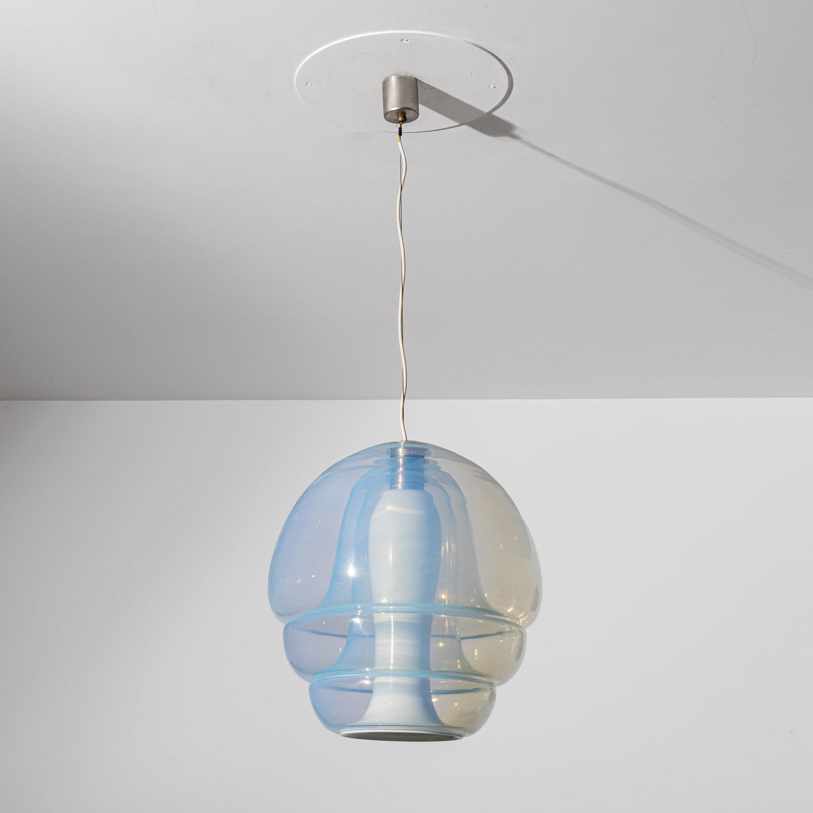 CARLO NASON: Lampada a sospensione mod. LS134. Vetro soffiato, metallo nichelato. Produzione AV Mazzega, anni '60. cm 110x40 ca. A CEILING LAMP BY C. NASON Buone condizioni generali. Piccole righe, leggeri