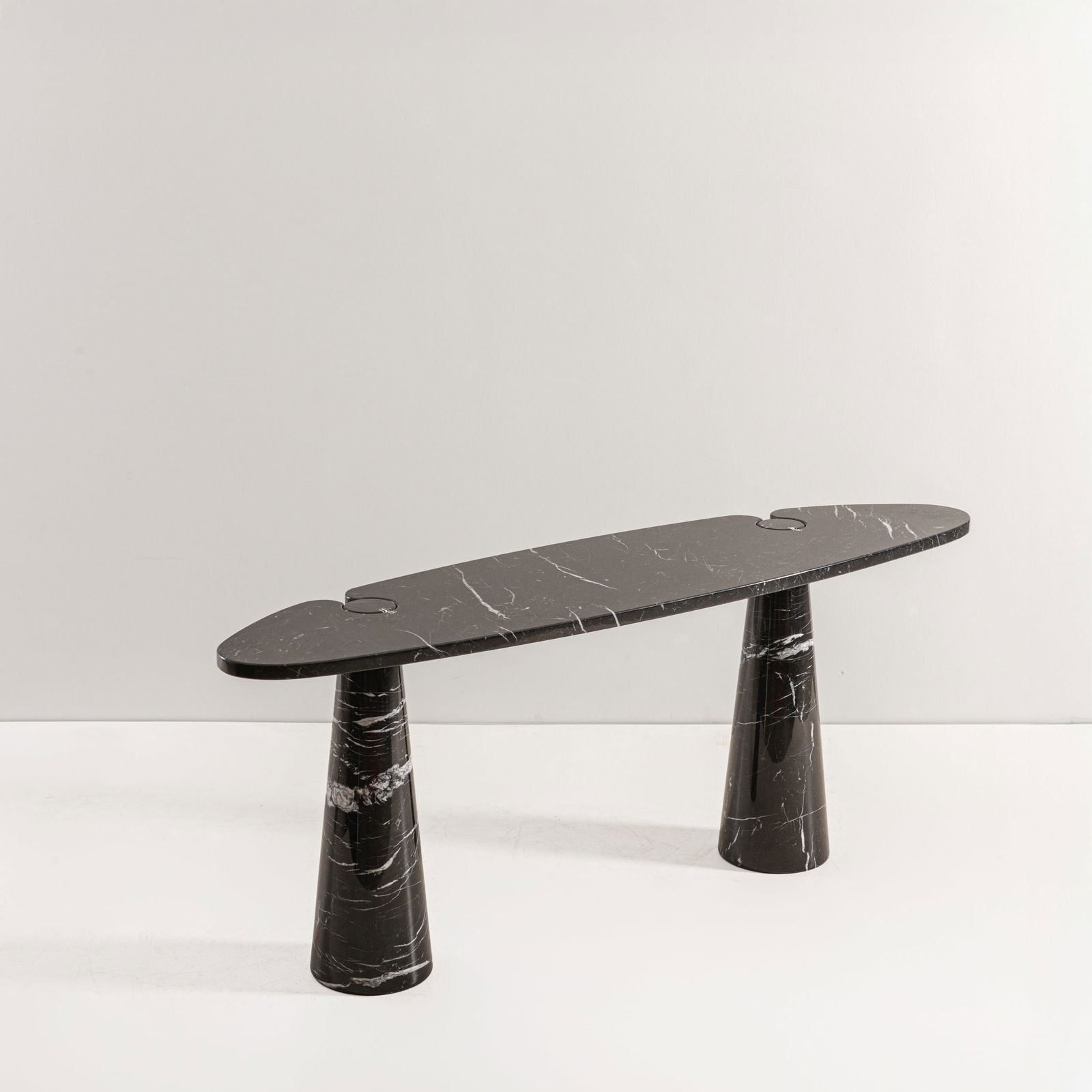 ANGELO MANGIAROTTI: Console mod. Eros. Marmo nero. Produzione Skipper anni '90 cm 72x180x45 A CONSOLLE BY A. MANGIAROTTI Buone condizioni generali. Piccole righe, leggeri graffi, normali segni dovuti all'uso