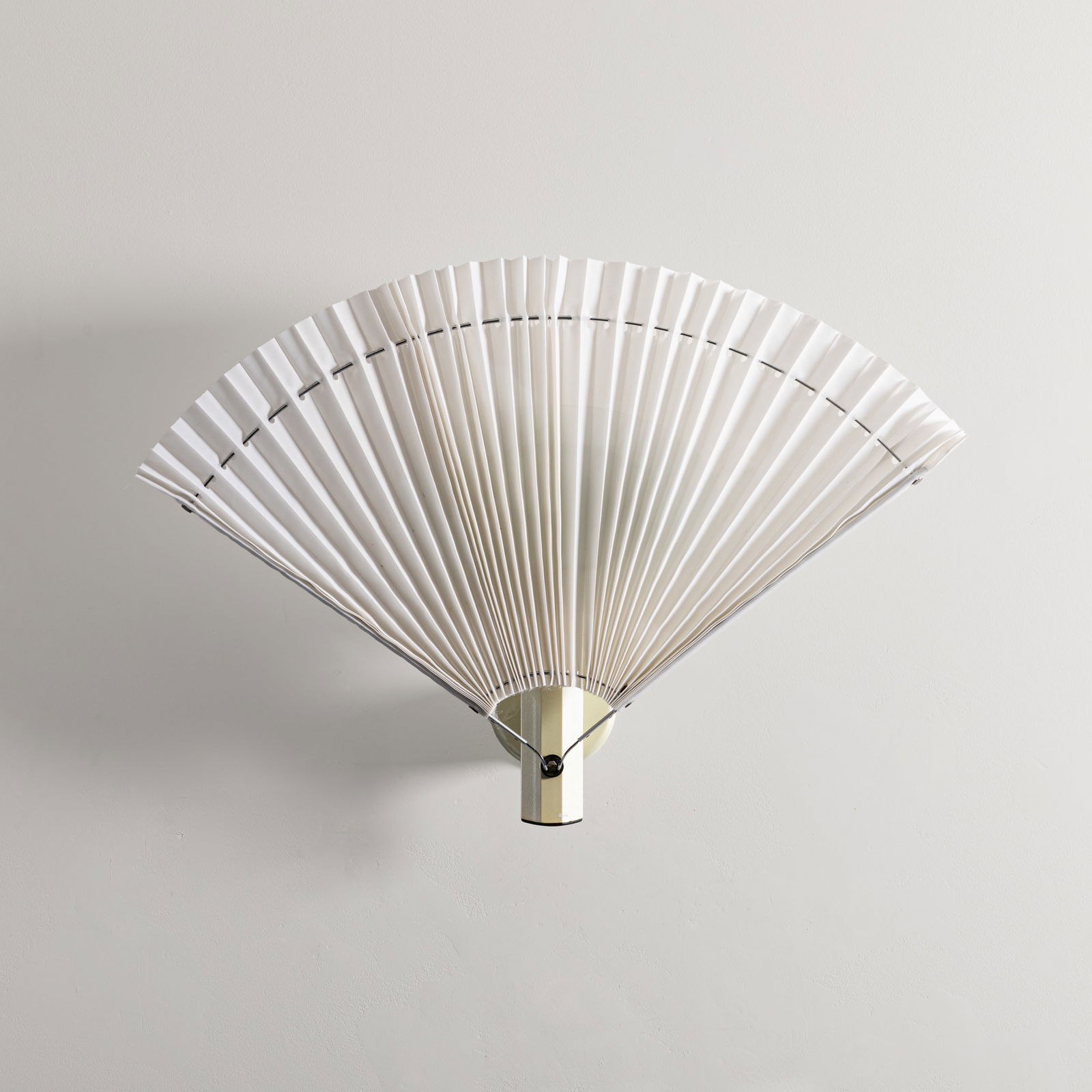 AFRA & TOBIA SCARPA: Lampada da parete mod. Butterfly. Alluminio pressofuso stampato, tessuto. Produzione Flos, anni '80. Etichetta del produttore. cm 60x80x22 A WALL LAMP BY A. & T. SCARPA G. Gramigna, Repertorio del