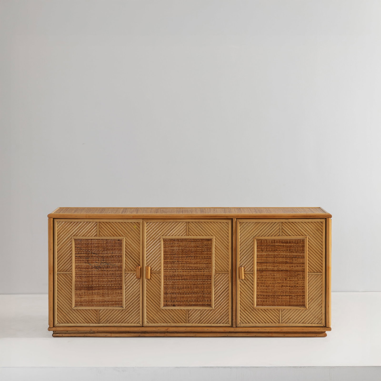 VIVAI DEL SUD: Credenza. Legno rivestito in bamboo, midollino e rattan. Italia anni '70 cm 76x173x47 A SIDEBOARD BY VIVAI DEL SUD Buone condizioni generali. Piccole righe, leggeri graffi, normali segni di usura. Pic