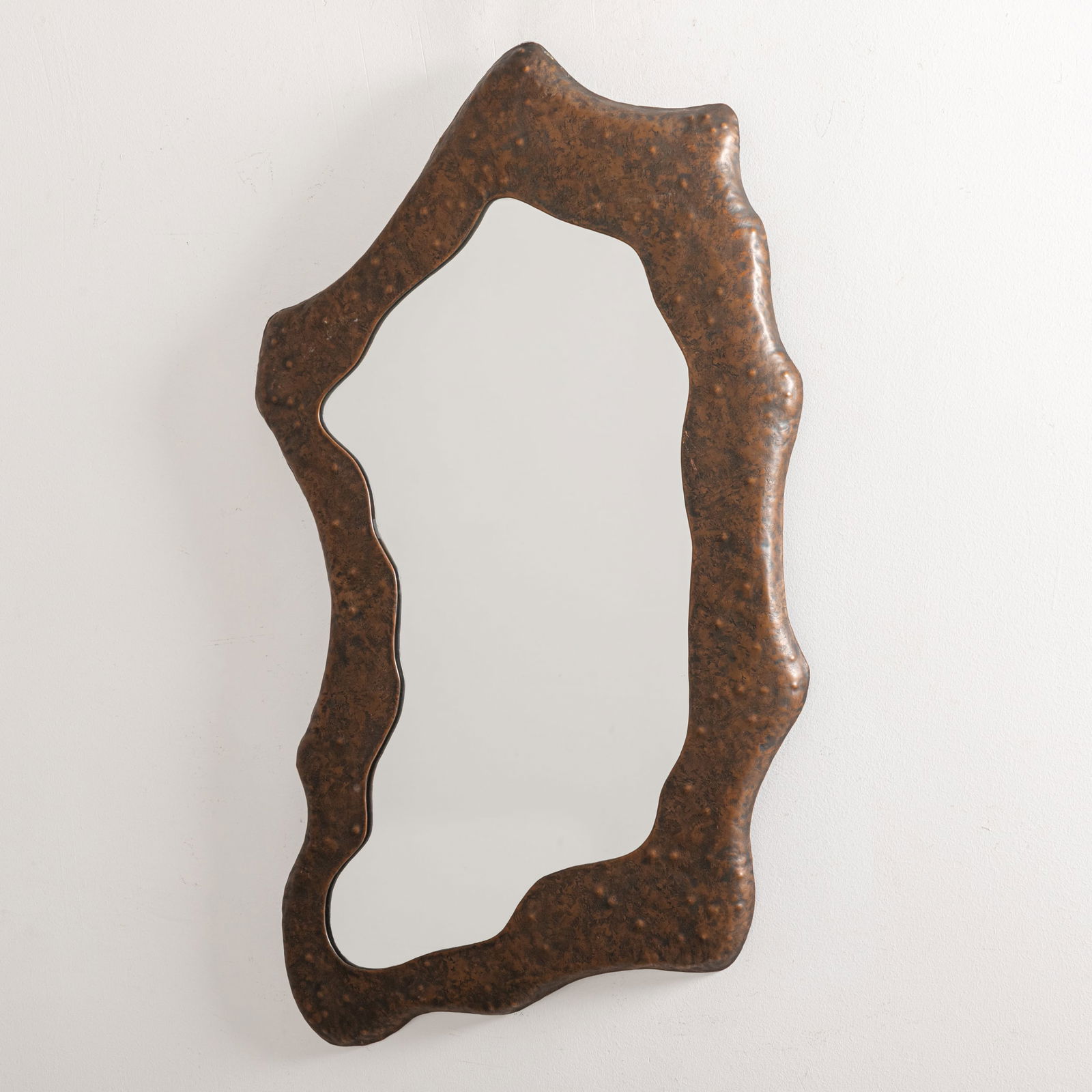 ANGELO BRAGALINI: Specchio da parete. Rame sbalzato, vetro specchiato. Italia anni '60. cm 100x59x3,5 ca. A WALL MIRROR BY A. BRAGALINI Condizioni molto buone. Piccole righe graffi, difetti poco visibili.