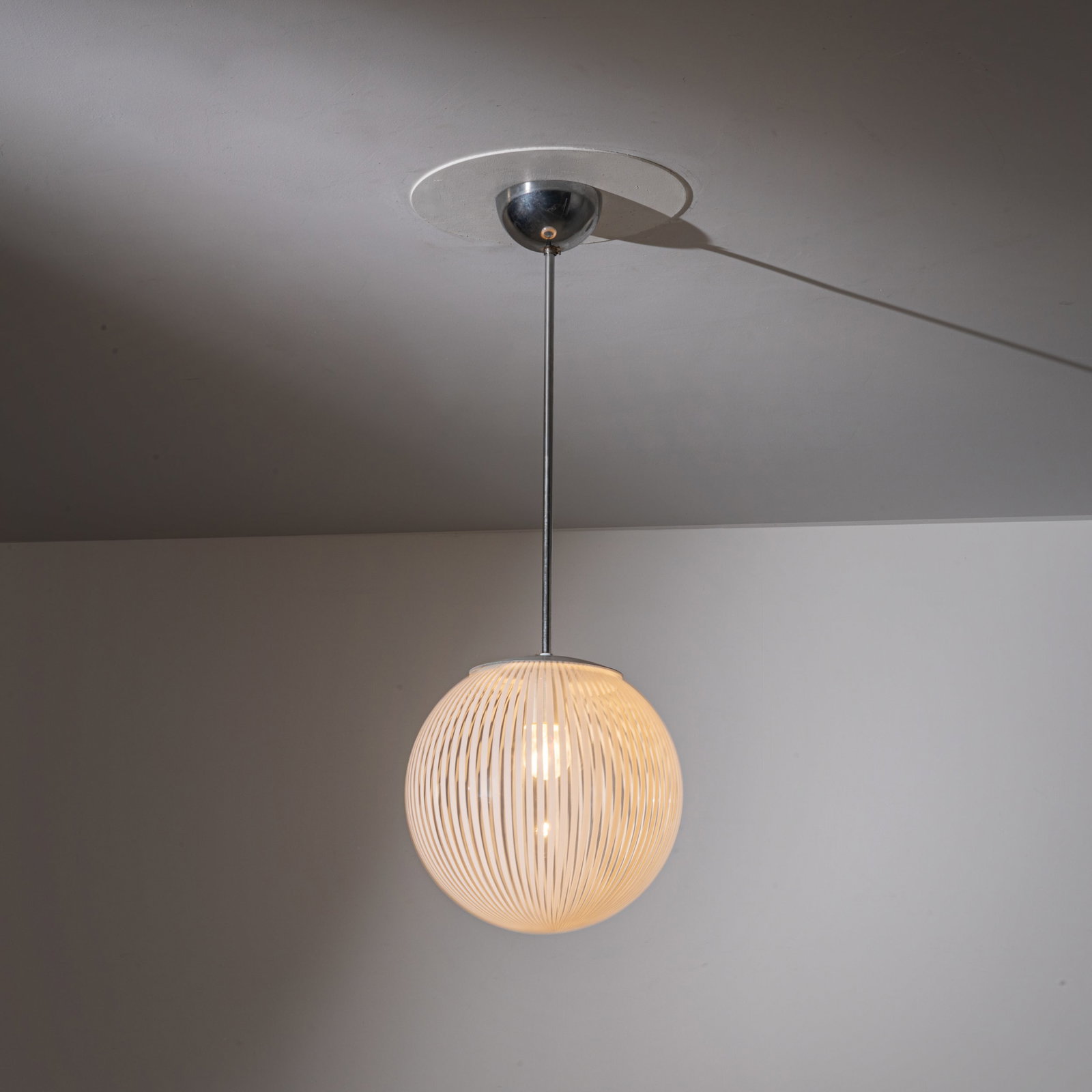 LODOVICO DIAZ DE SANTILLANA (ATTRIB. A): Lampada a sospensione mod. 819 Anemone. Vetro soffiato con inclusioni di canne, metallo cromato. Produzione Venini, anni '60. cm 95x30x30 ca. A CEILING LAMP ATTRIBUTED TO L. DIAZ DE SANTILLANA Cfr.: F